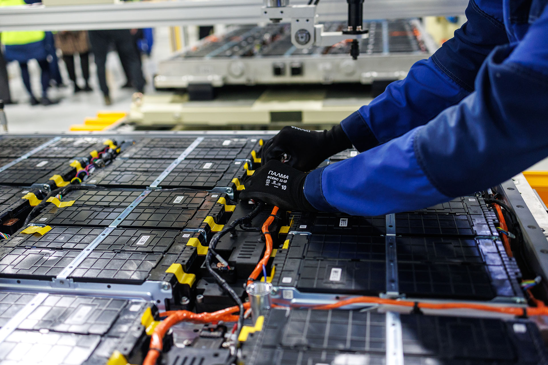 Гигафабрика накопителей энергии (Калининград). Промышленная база для города без ДВС. Чистый воздух не берется из ниоткуда — для него нужны тысячи батарей. Мощность этого завода позволит ежегодно обеспечивать аккумуляторами до 50 тысяч электромобилей и электробусов, которые не будут «красть» здоровье у жителей. Это технологический фундамент: без своего производства накопителей переход к жизни в тихом мегаполисе так и остался бы теорией