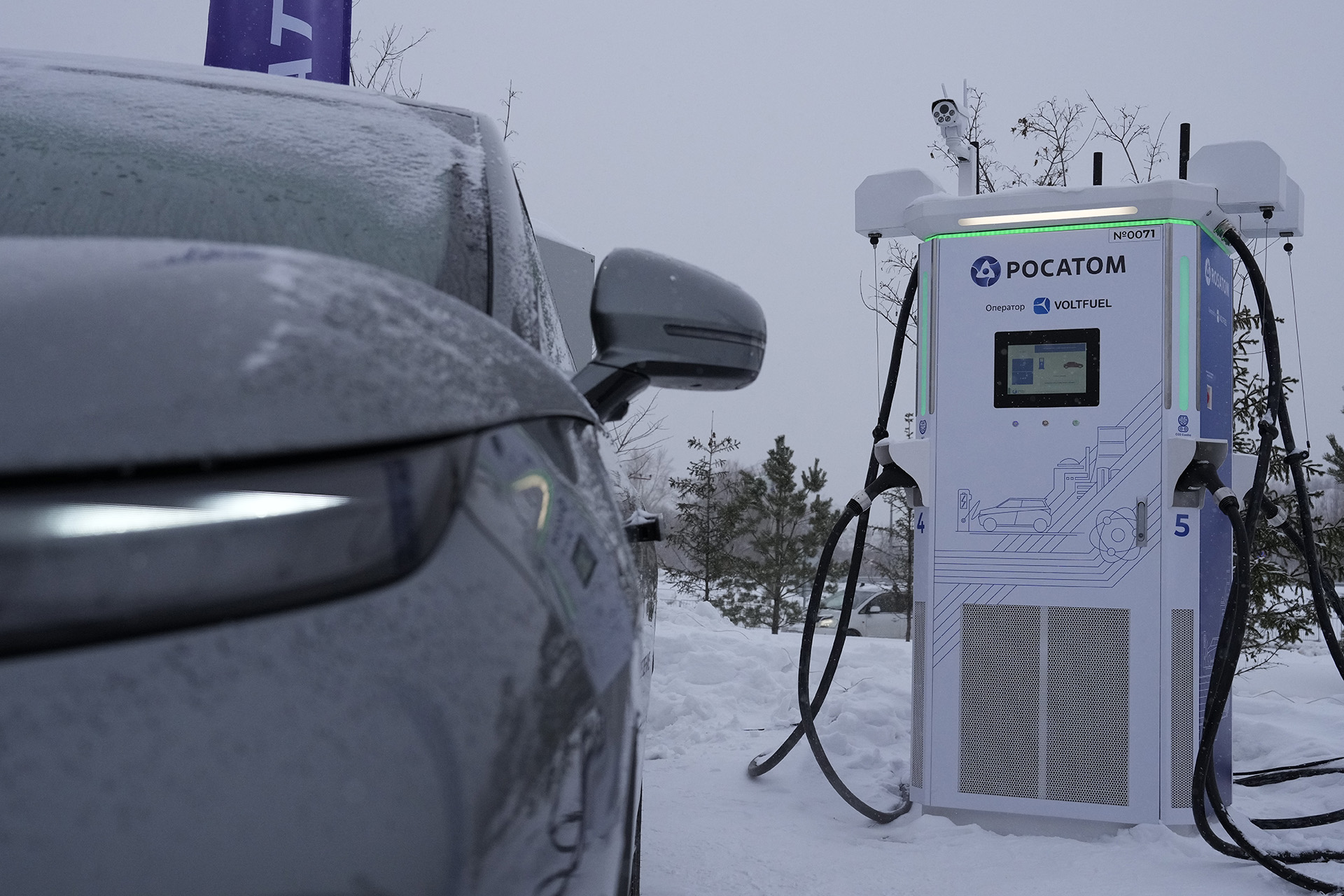 Зарядная станция. Радикальное продление жизни потребует от городов стерильности: гул и гарь от машин съедают годы жизни быстрее любой болезни. Такая инфраструктура — это «кровеносная система» чистого города. Чтобы мы могли дышать, заправка машины должна быть тихой и незаметной для окружающих