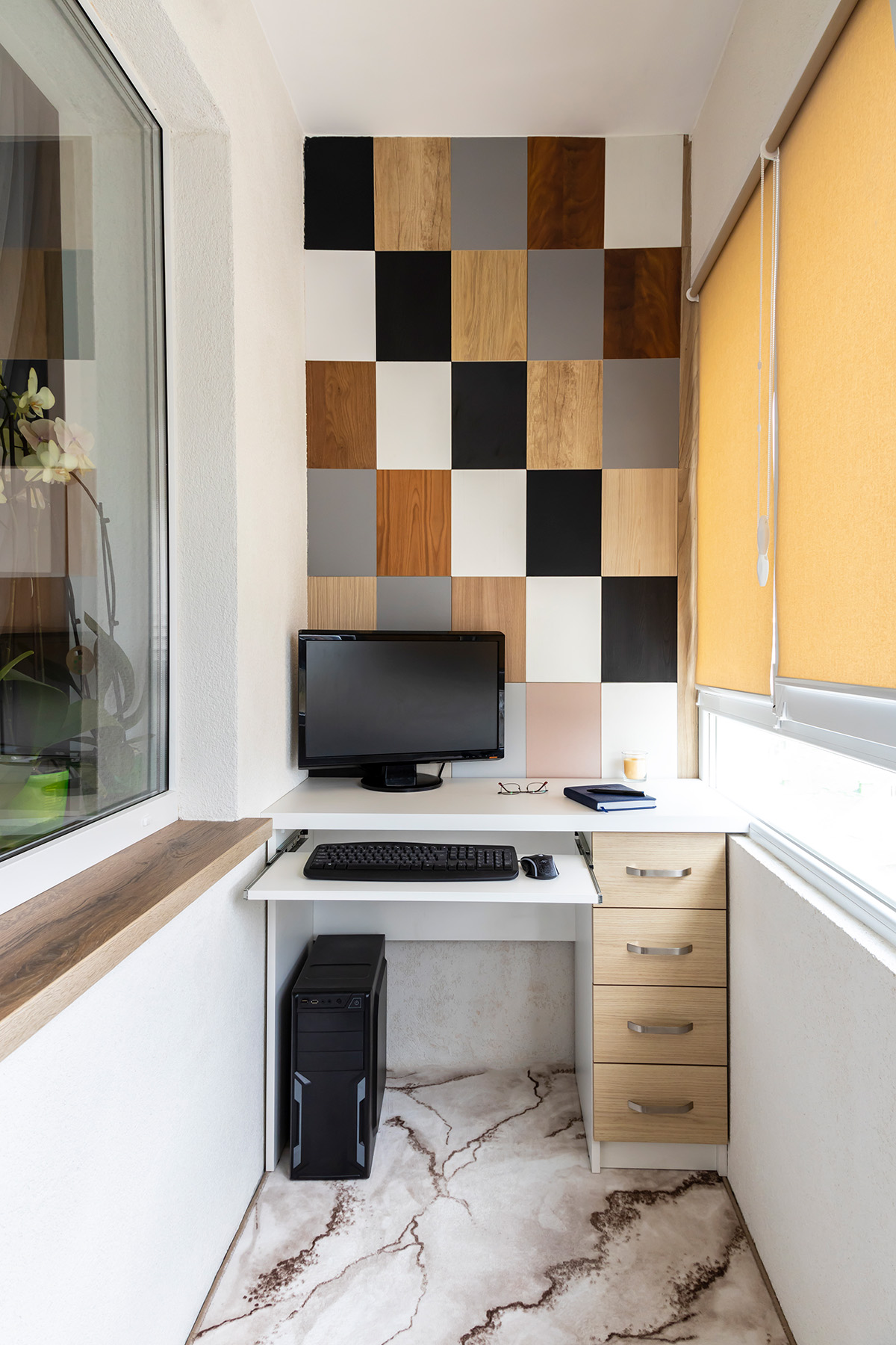 Рабочее пространство на балконе