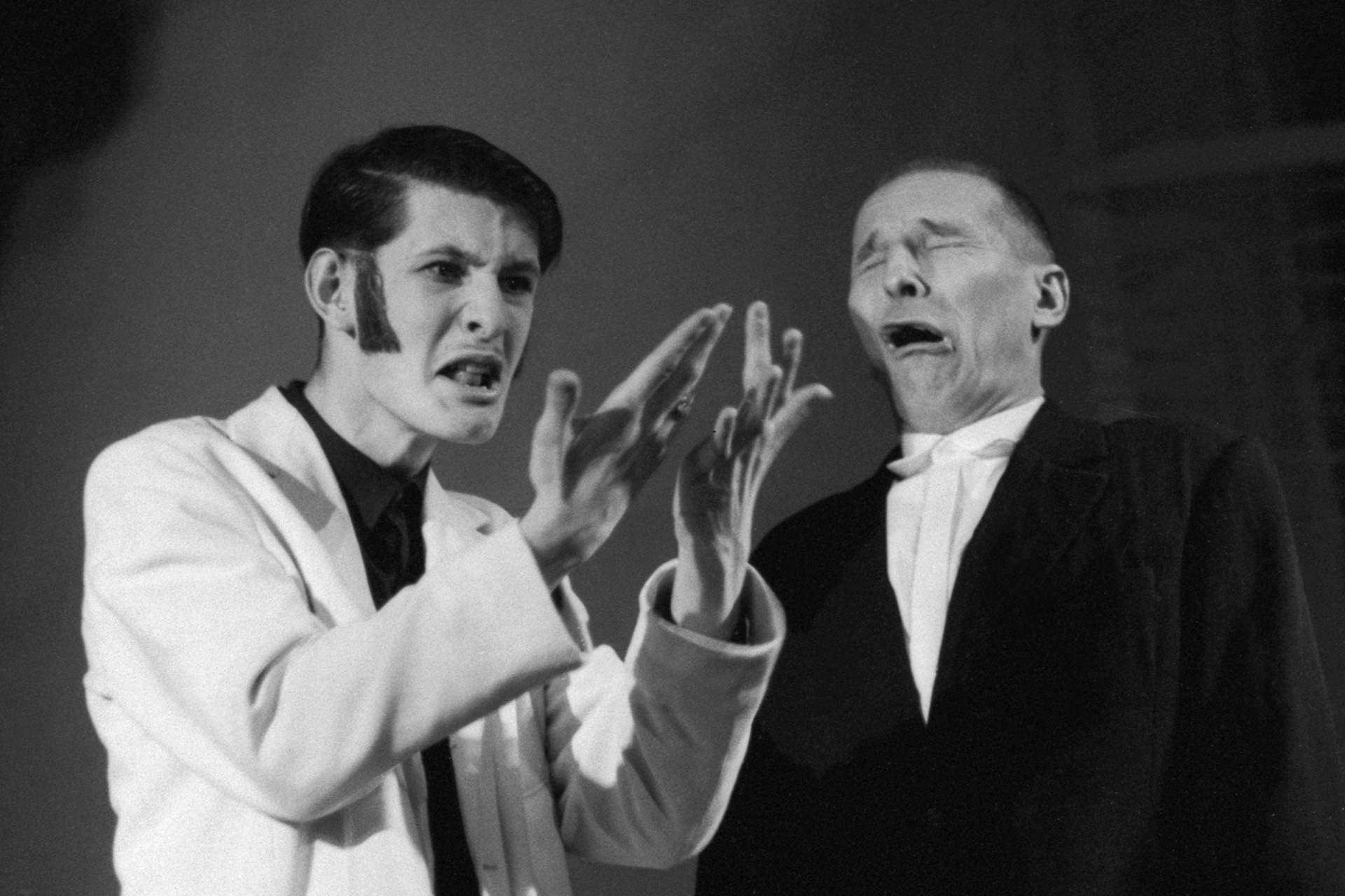 Сцена из спектакля-притчи «Лысый брюнет» по пьесе московского драматурга Д. Гинка в Московском драматическом театре имени К.С. Станиславского. Денис Бургазлиев в роли Брюнета, Пётр Мамонов в роли Лысого