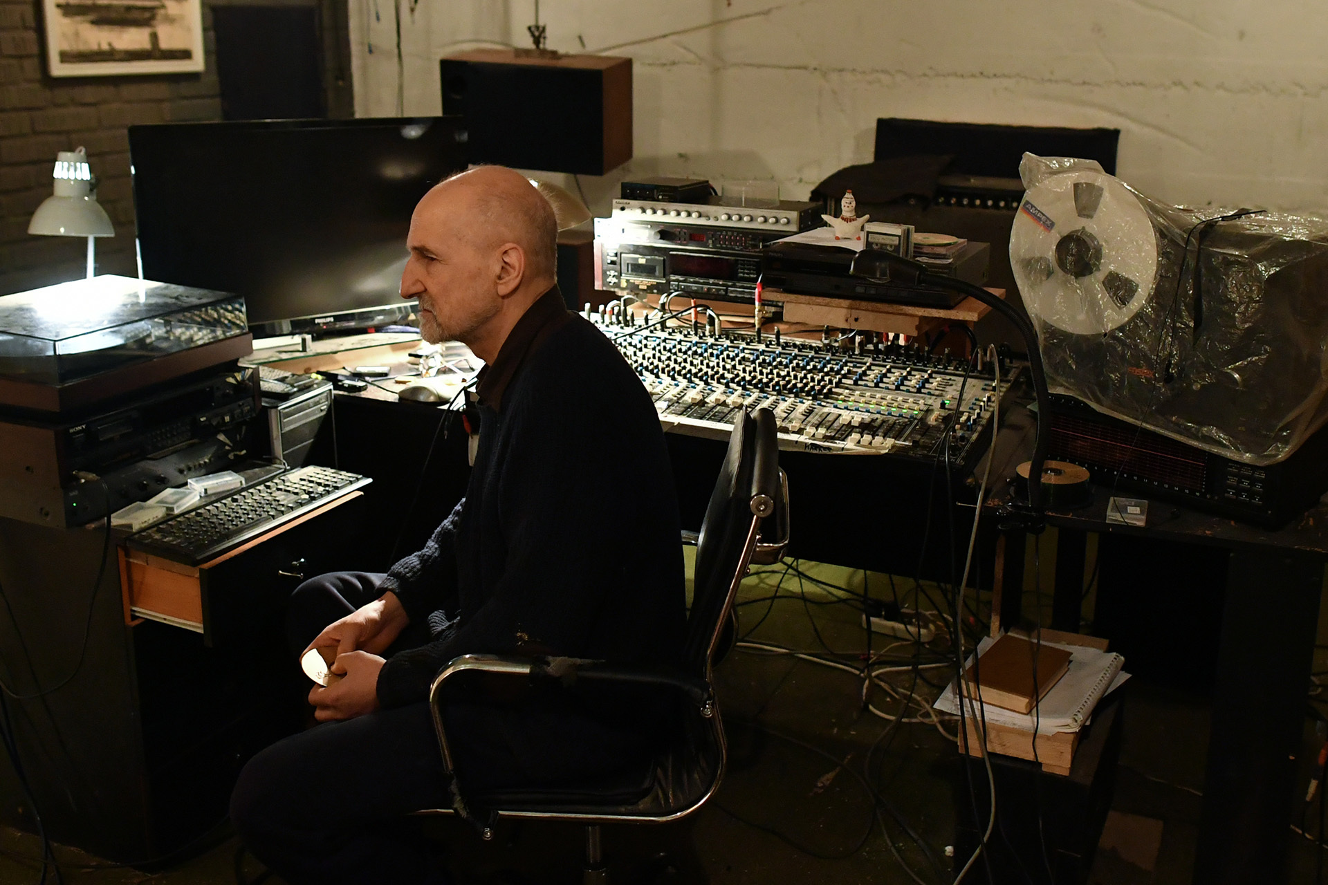 Пётр Мамонов в собственной домашней студии звукозаписи