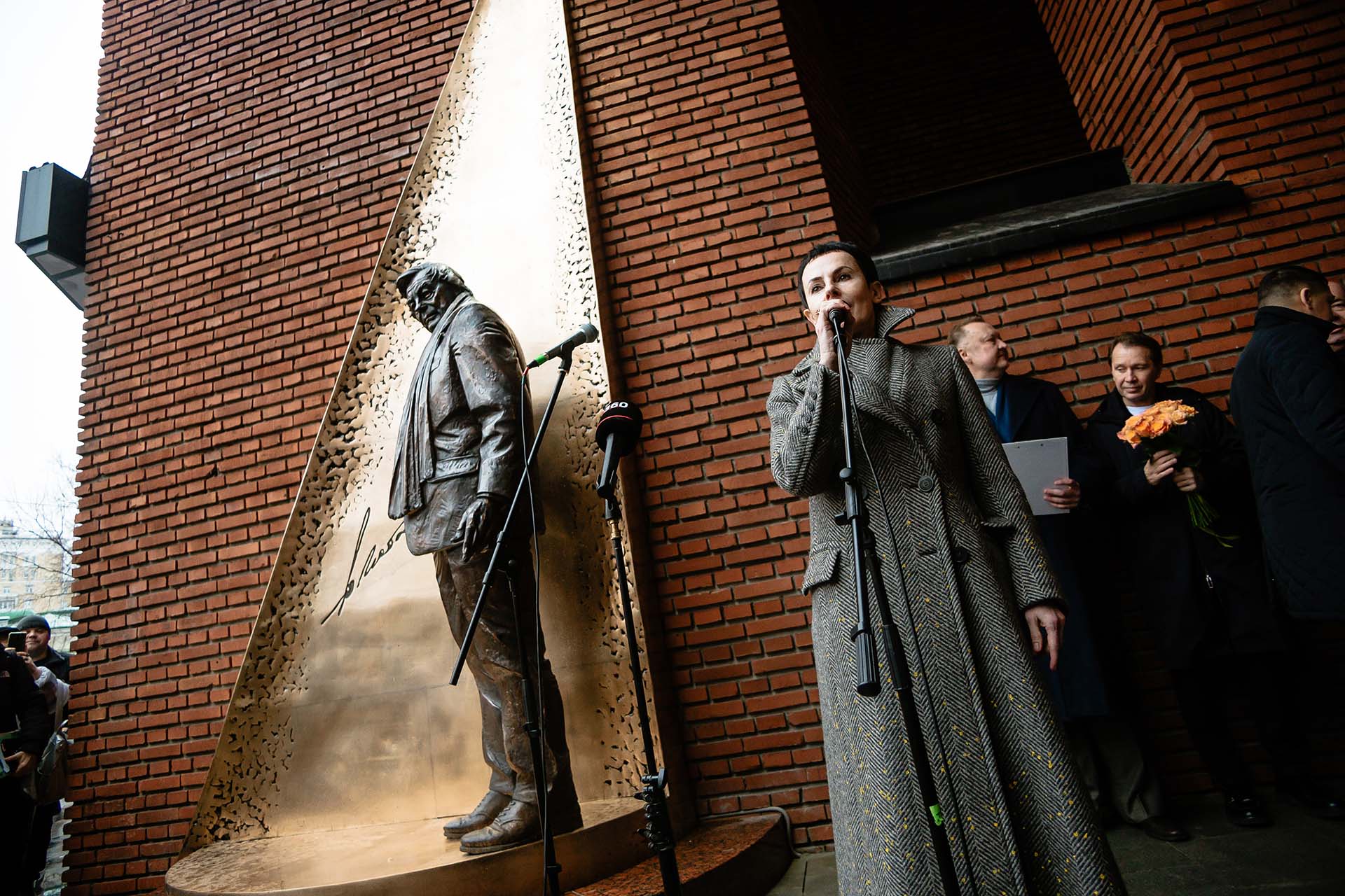 Ирина Апексимова, художественный руководитель Театра на Таганке, на открытии памятника Юрию Любимову