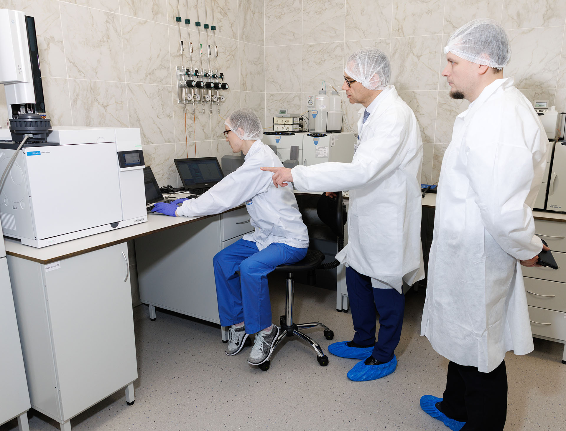 Андрей Мищенко в лаборатории Института ядерной медицины АО «Медицина»