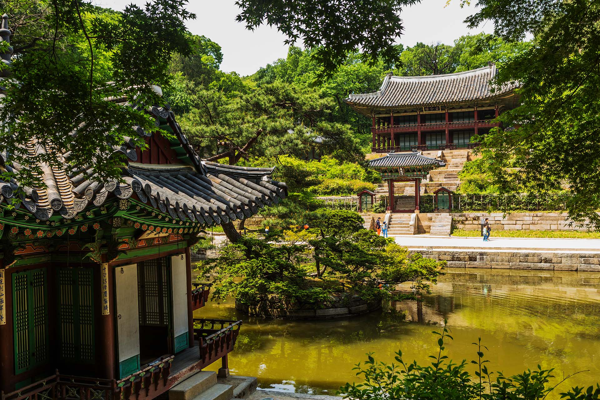 Дворцовый комплекс Чхандоккун: тайный сад, павильон Буйонджон (слева), пруд Буйонджи и павильон Джухамну