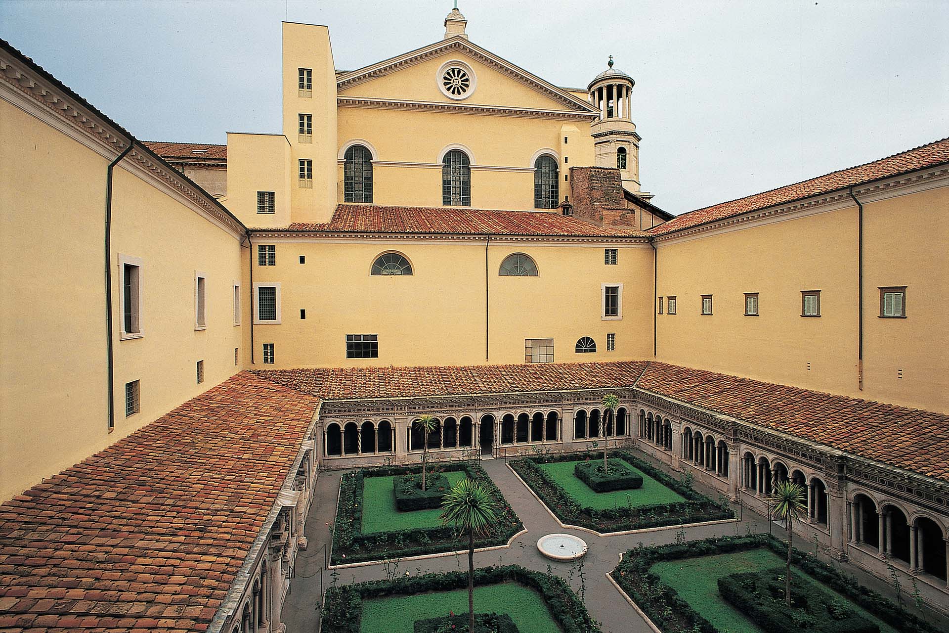 Вид на внутренний сад базилики Сан-Паоло-фуори-ле-Мура в Риме