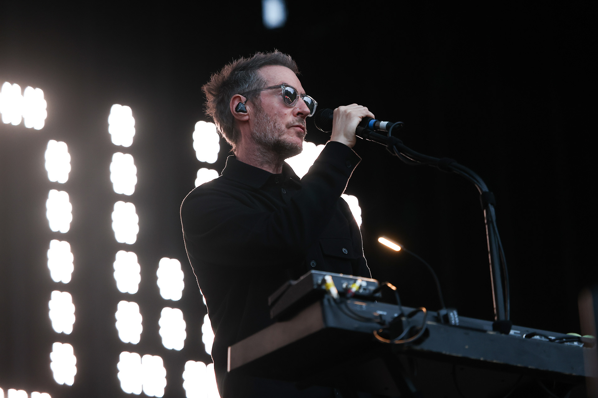 Роберт Дель Ная и Massive Attack во время Rosendal Garden Party,  Стокгольм, Швеция, 15 июня 2024 года