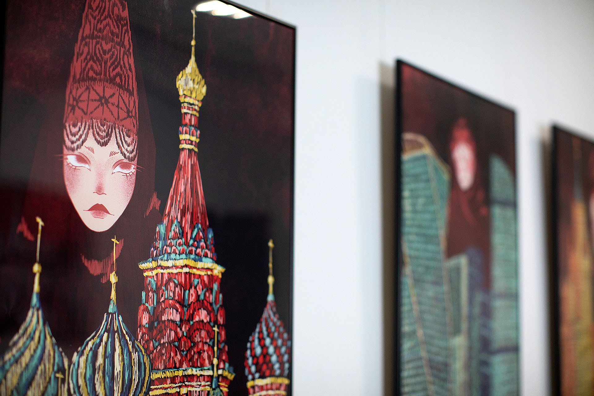 Экспозиция выставки работ участников фестиваля современного искусства DOCA