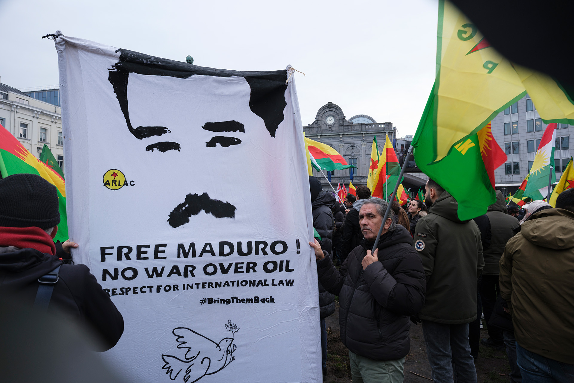 Акция в Брюсселе, в руках активистов плакат с изображением похищенного президента Венесуэлы Николаса Мадуро и требованиями соблюдать международное право