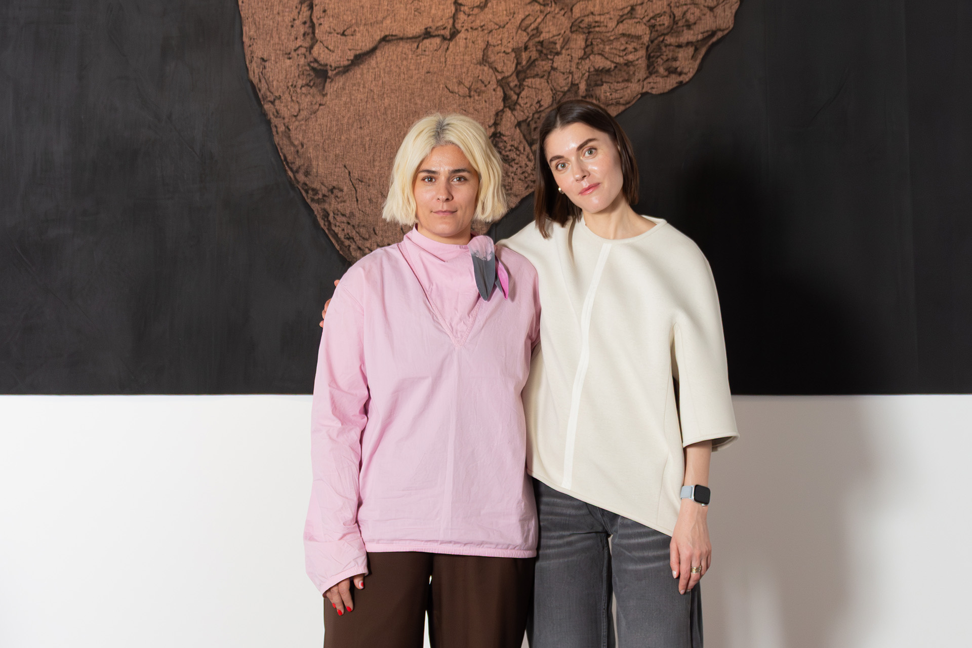 Мария Калинина и Кристина Горланова на фоне работы Себастьяна Рифа «Бурая железная руда»