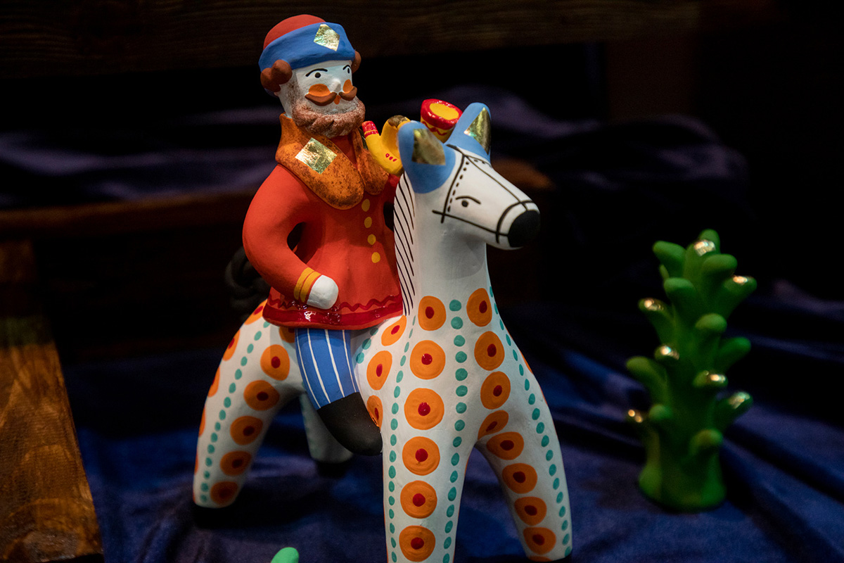 Дымковская глиняная игрушка, всадник на лошади