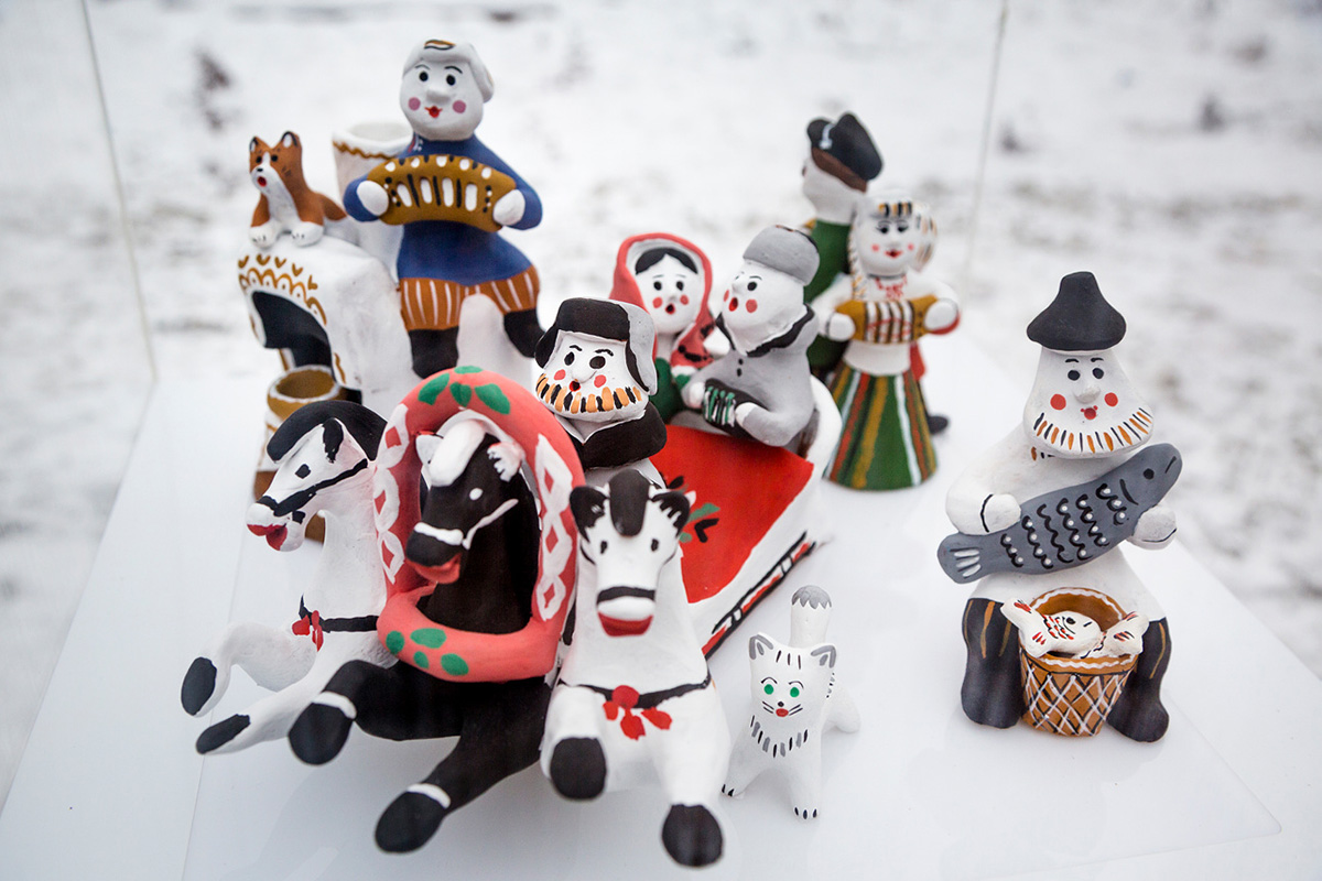 Каргопольская глиняная игрушка, фигурки гуляющих, тройка лошадей