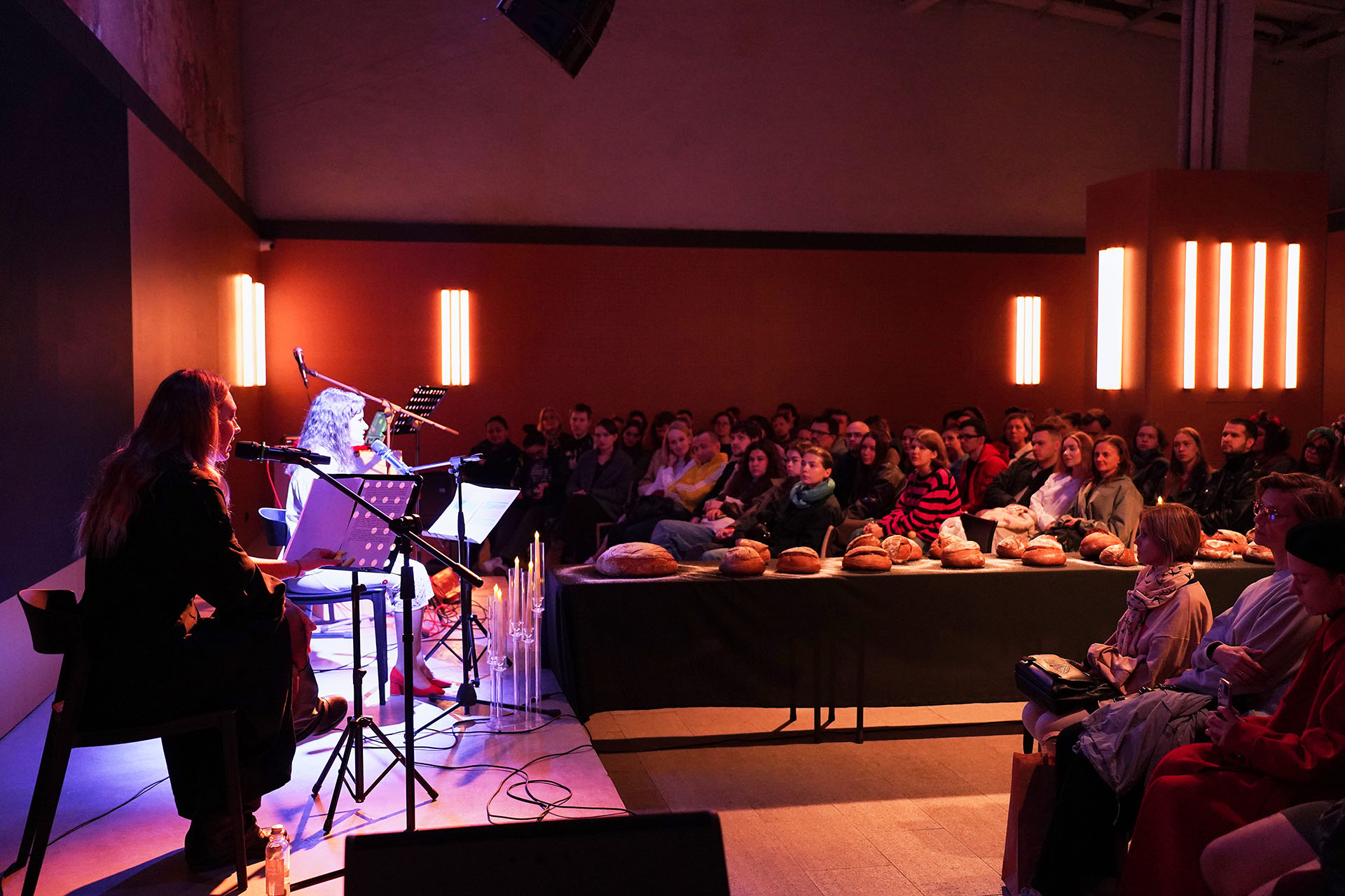 Перформанс-читка «Девочка, наступившая на хлеб»