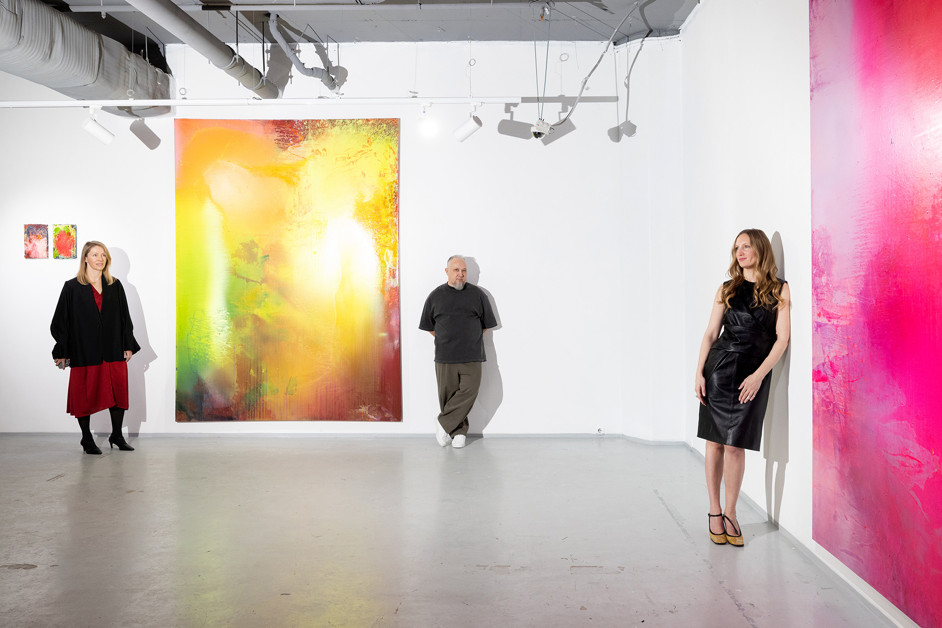 Андрей Волков и основательницы PA Gallery Елена Паршина (справа) и Надежда Аванесова (слева)