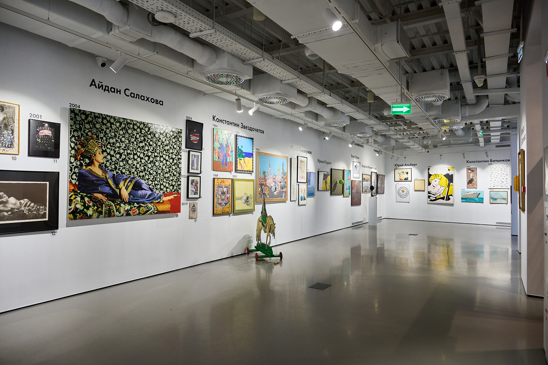 Экспозиция выставки «Восприятие красоты» в Sistema Gallery (Москва), из коллекции Дмитрия Коваленко