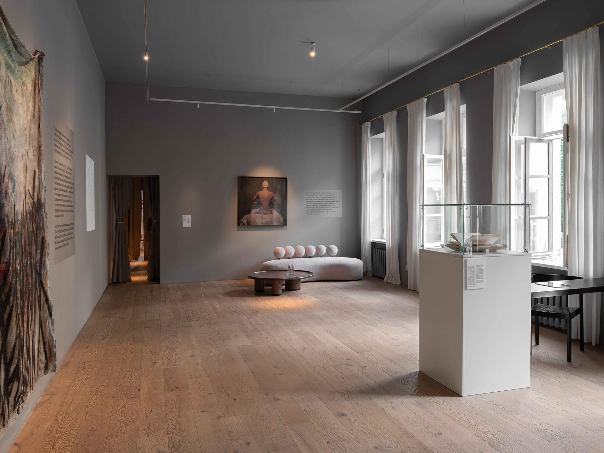 Экспозиция выставки «Homines novi. Из коллекции Марии Фильштинской» в галерее Myth (Санкт-Петербург)