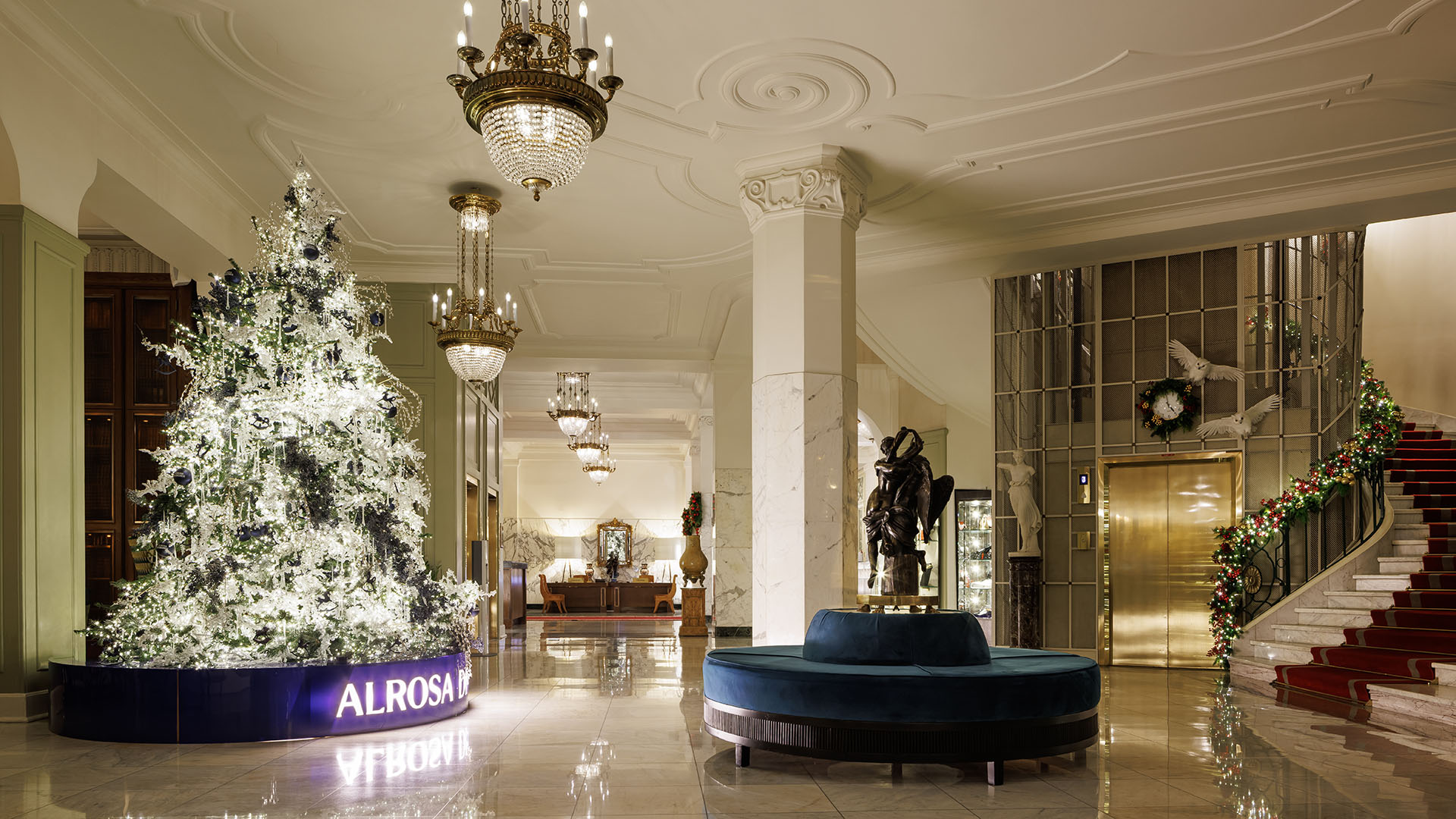 Холл гостиницы «Астория»