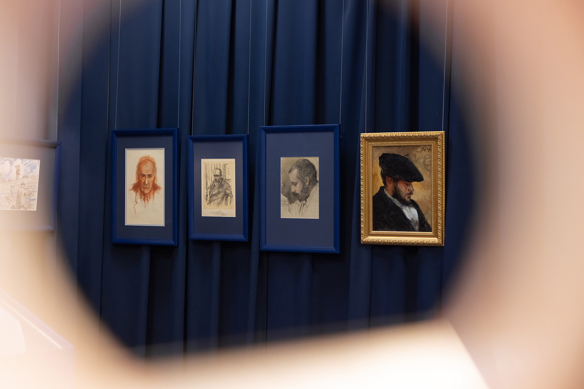 Экспозиция выставки «Все Бенуа — всё Бенуа»