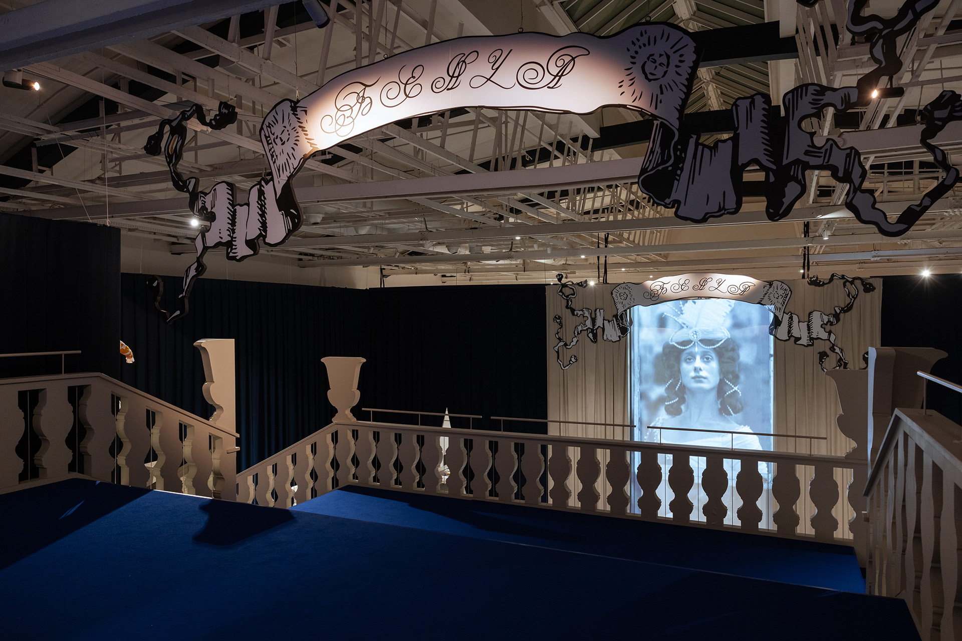 Экспозиция выставки «Все Бенуа — всё Бенуа»