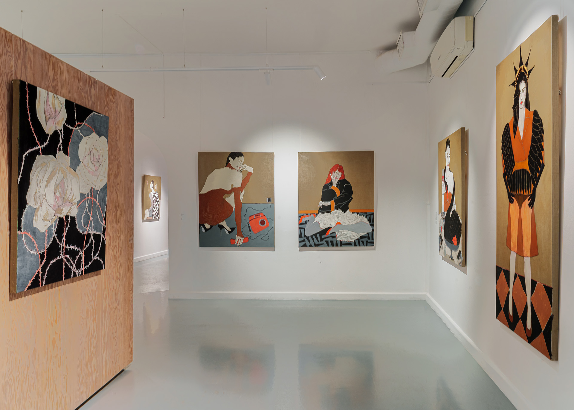 Экспозиция выставки «Леда съела лебедя»