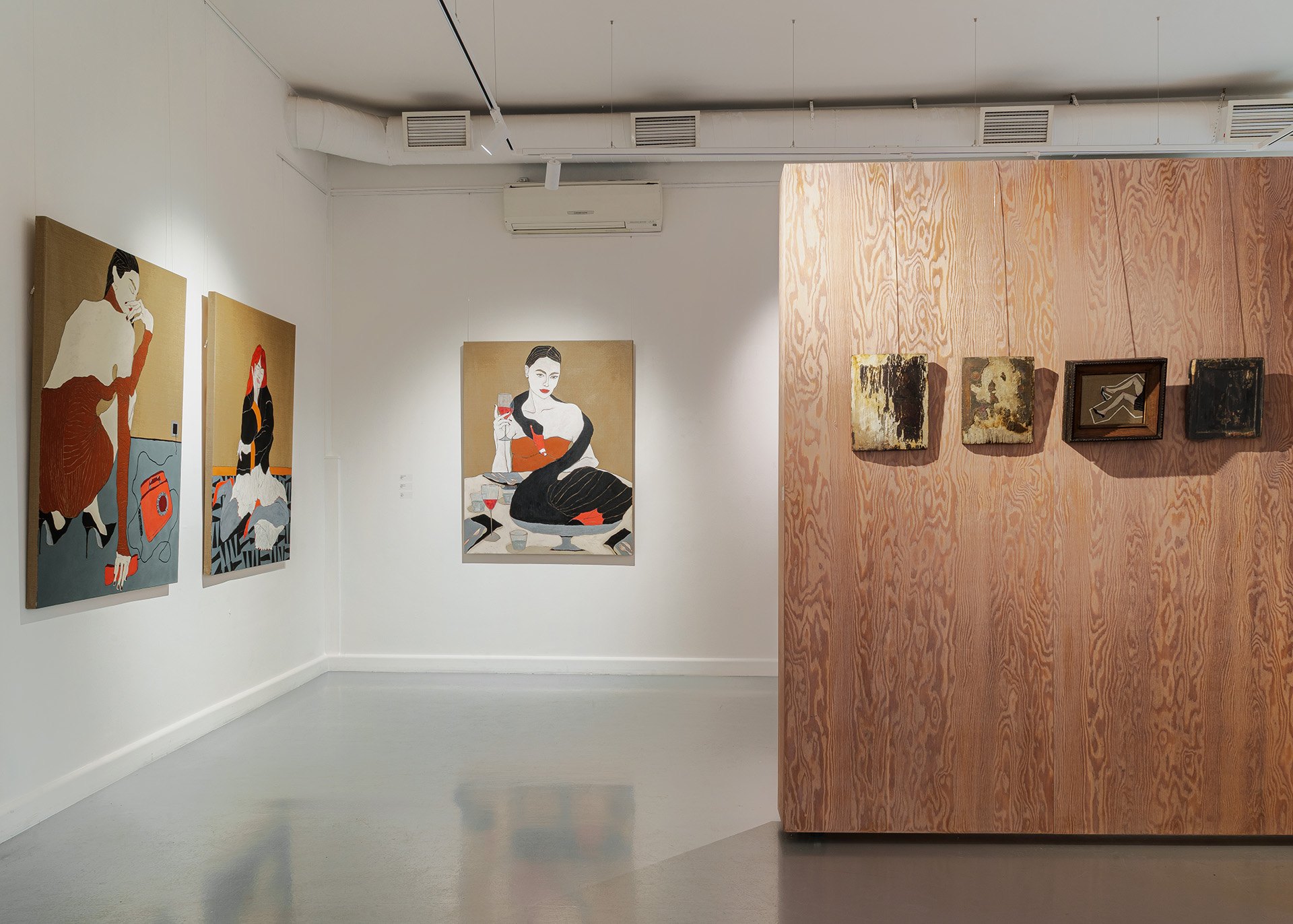 Экспозиция выставки «Леда съела лебедя»