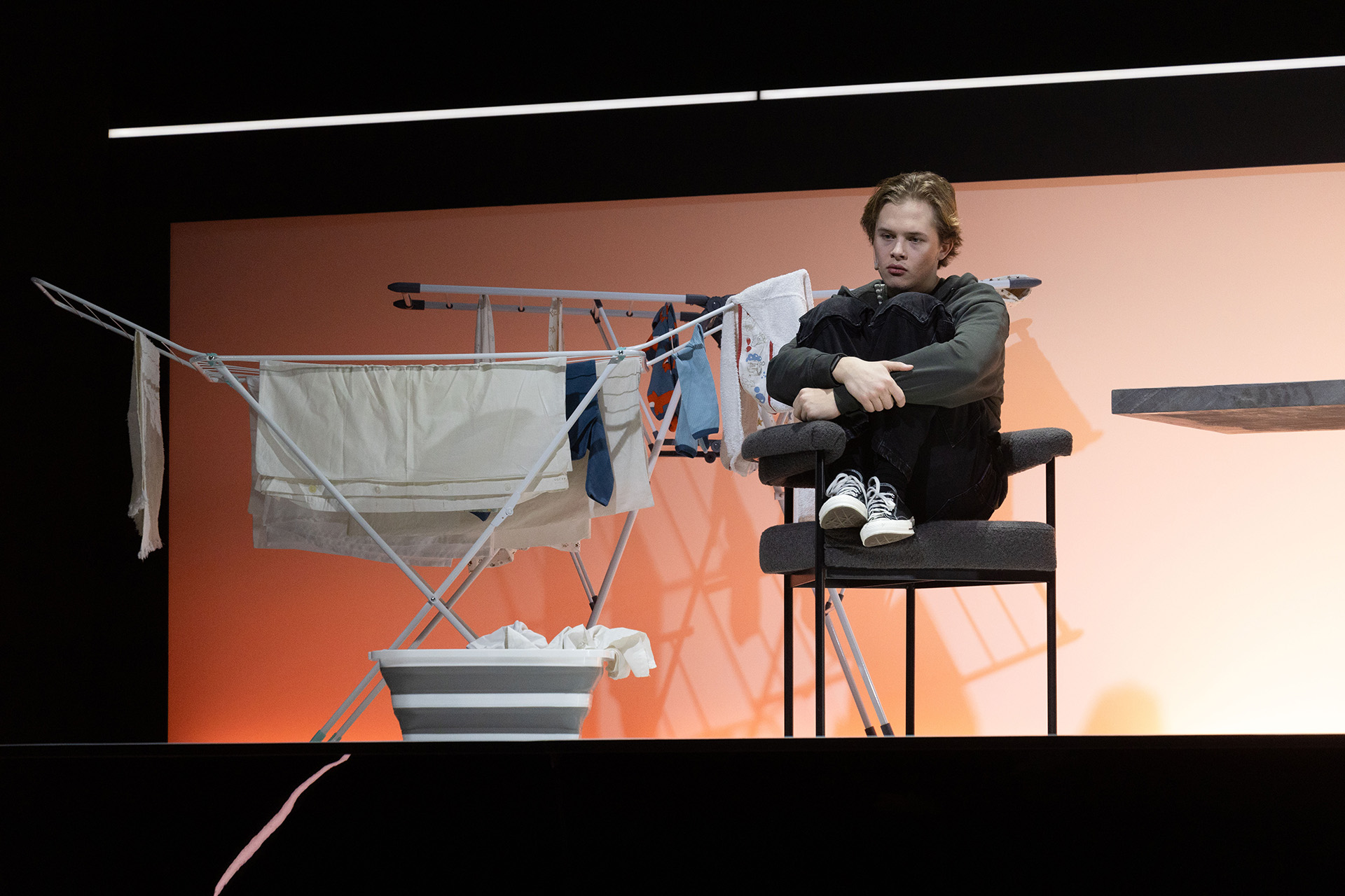 Леон Кемстач в сцене из спектакля «Сын»