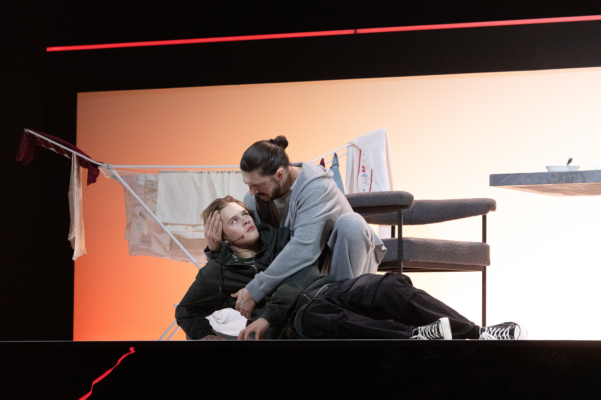 Леон Кемстач, Константин Плотников в сцене из спектакля «Сын»