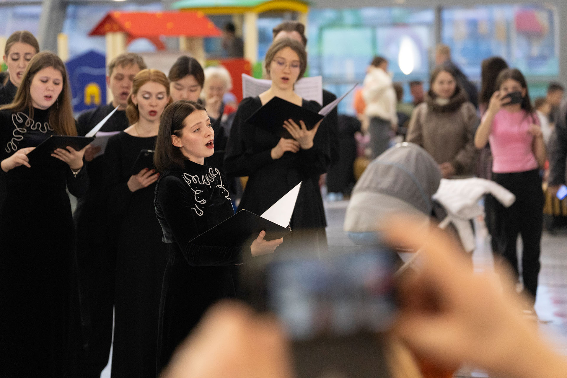 Выступление Камерного хора Московской консерватории на железнодорожном вокзале в Сочи