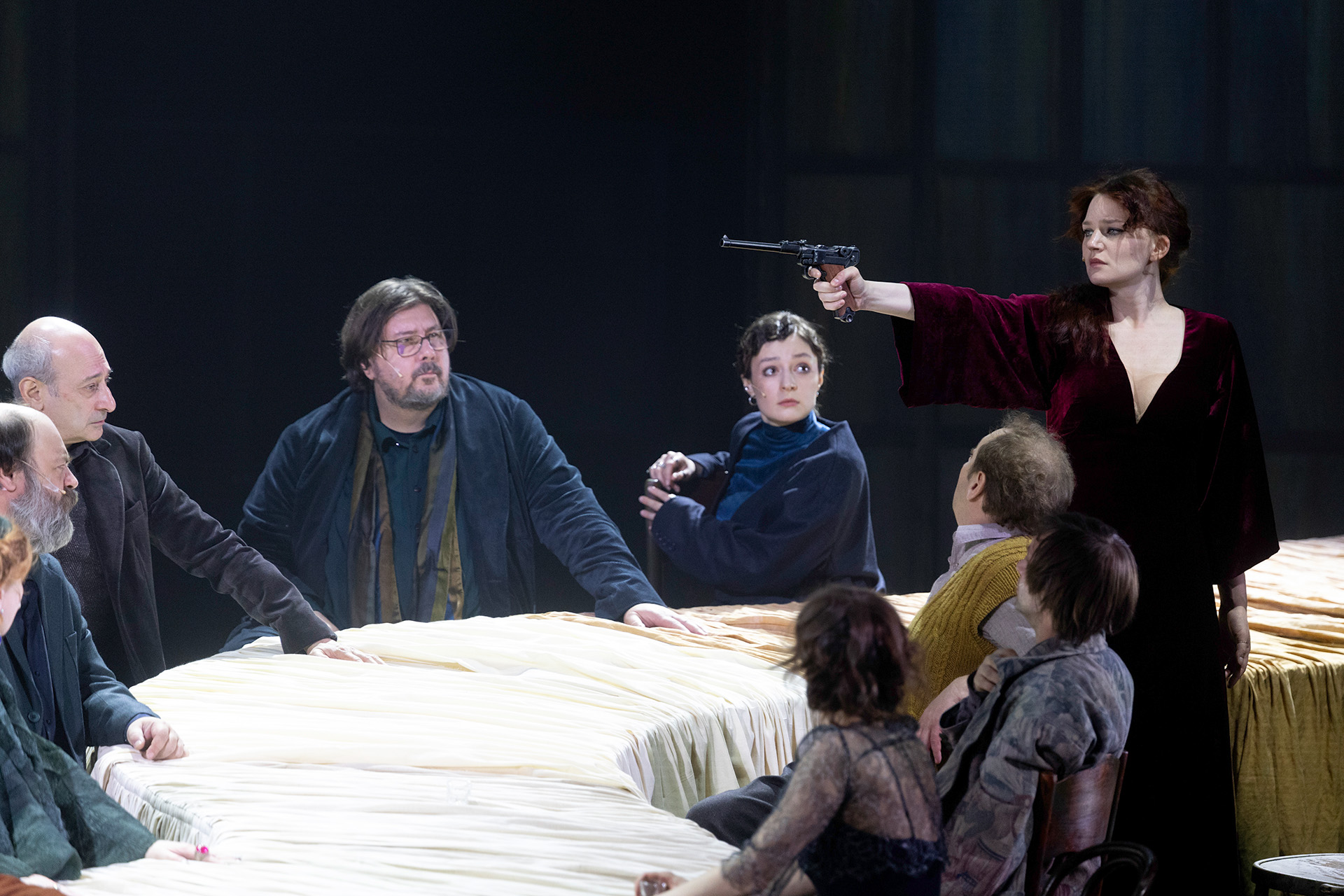 Сцена из спектакля «О любви (5 пудов любви, 22 несчастья, 33 истерики)»