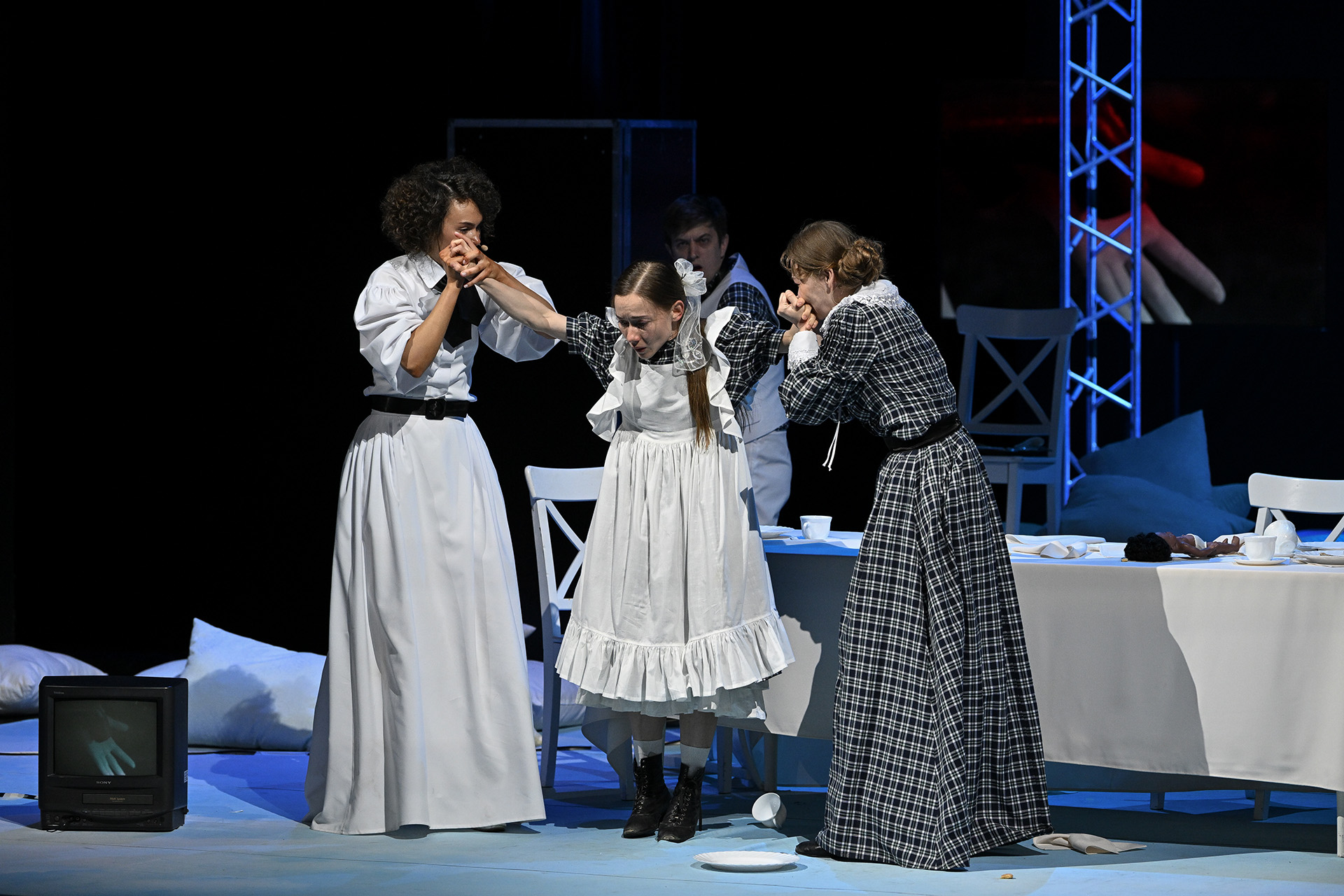 Сцена из спектакля «ва-ва»