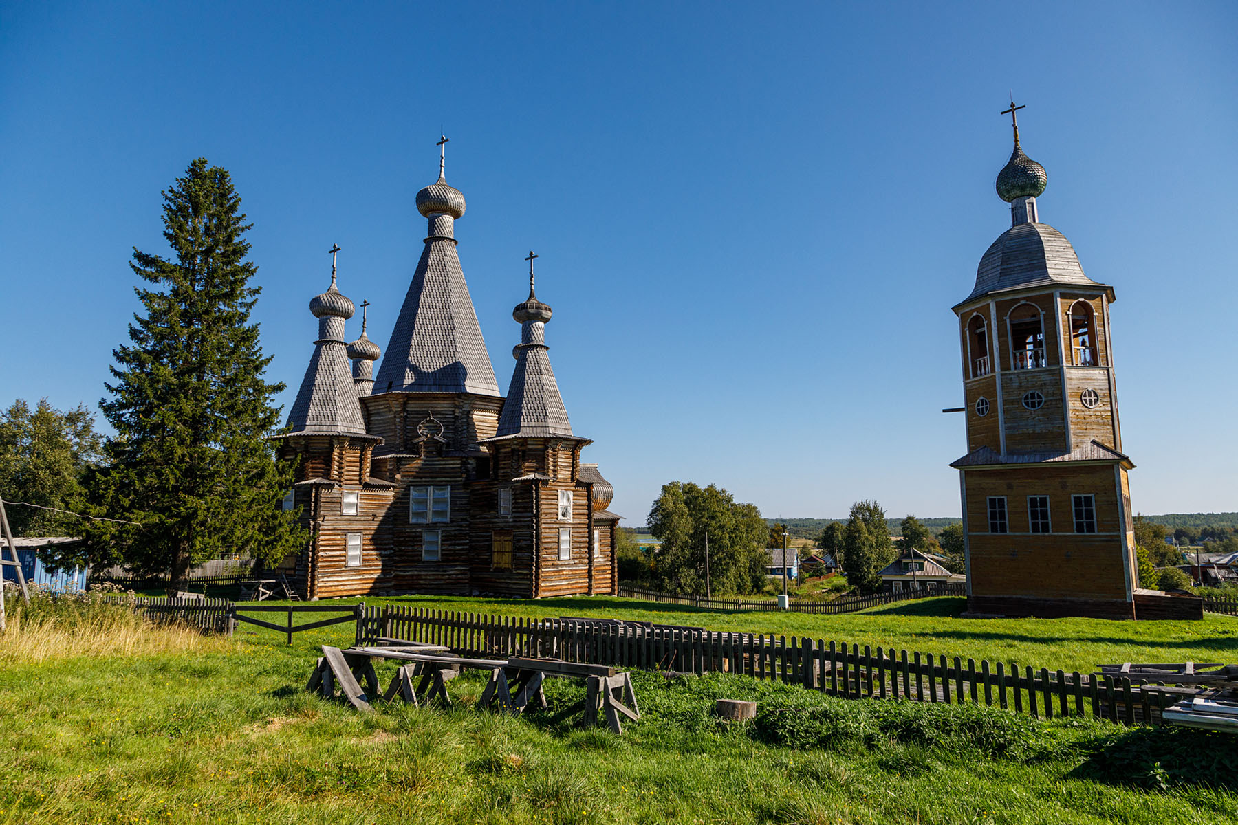 Музей-заповедник «Малые Корелы» — храмовый ансамбль: церковь Живоначальной Троицы, церковь Николая Чудотворца, колокольня
