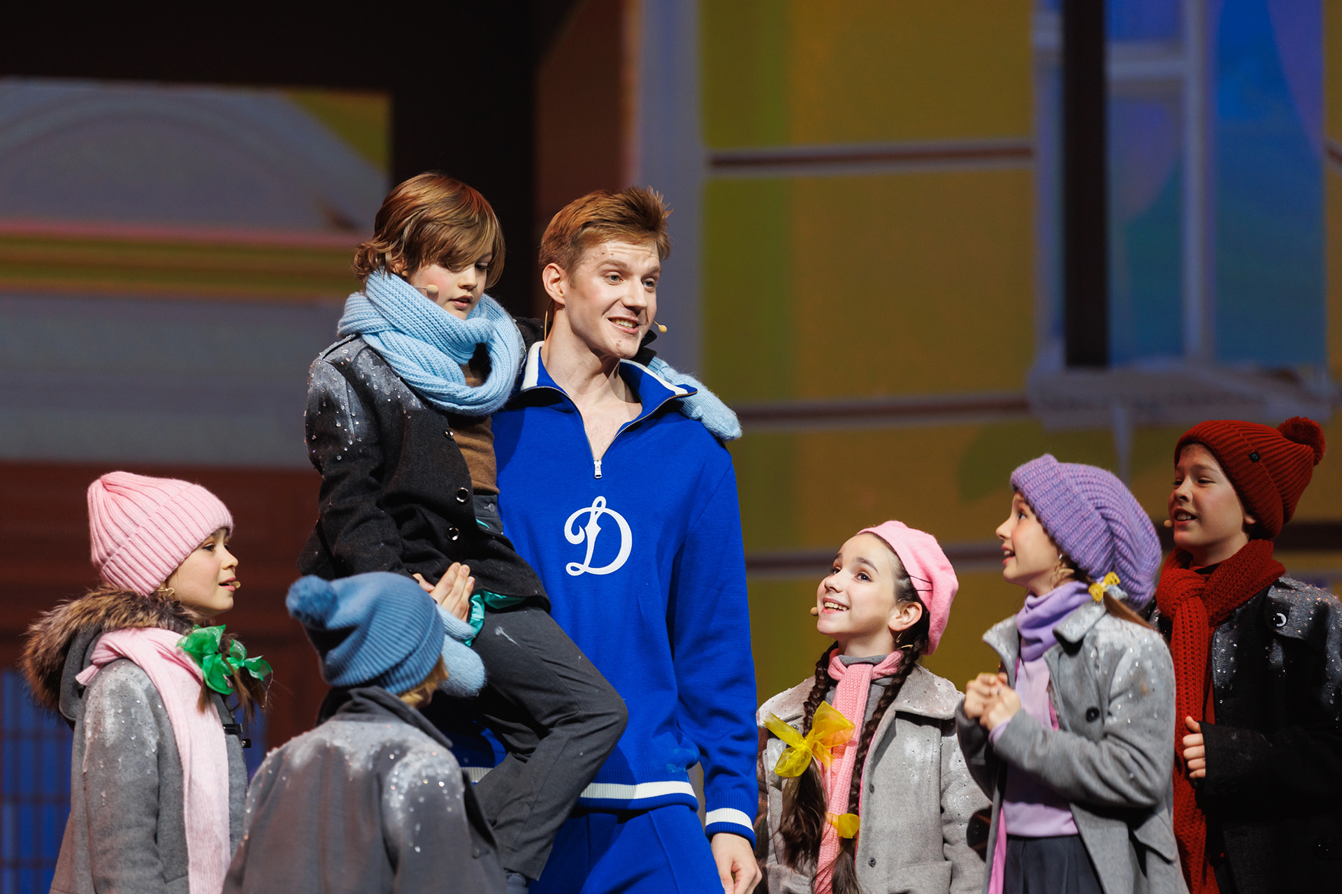 Сцена из новогоднего шоу «Дядя Стёпа»