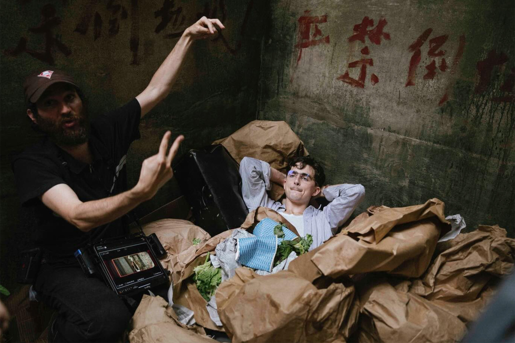 Джош Сэфди и Тимоти Шаламе на съёмках фильма «Марти Великолепный»