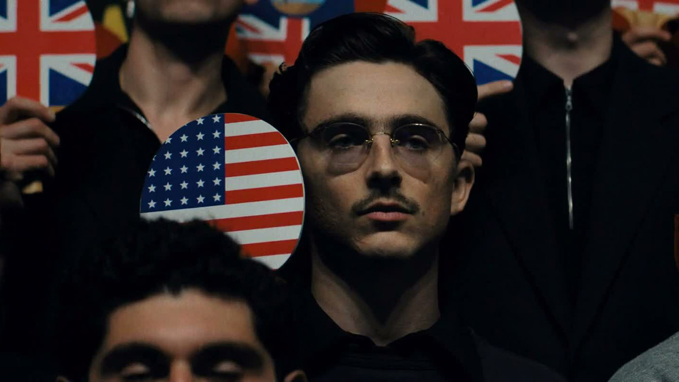 Тимоти Шаламе в роли Марти Маузера в фильме «Марти Великолепный»