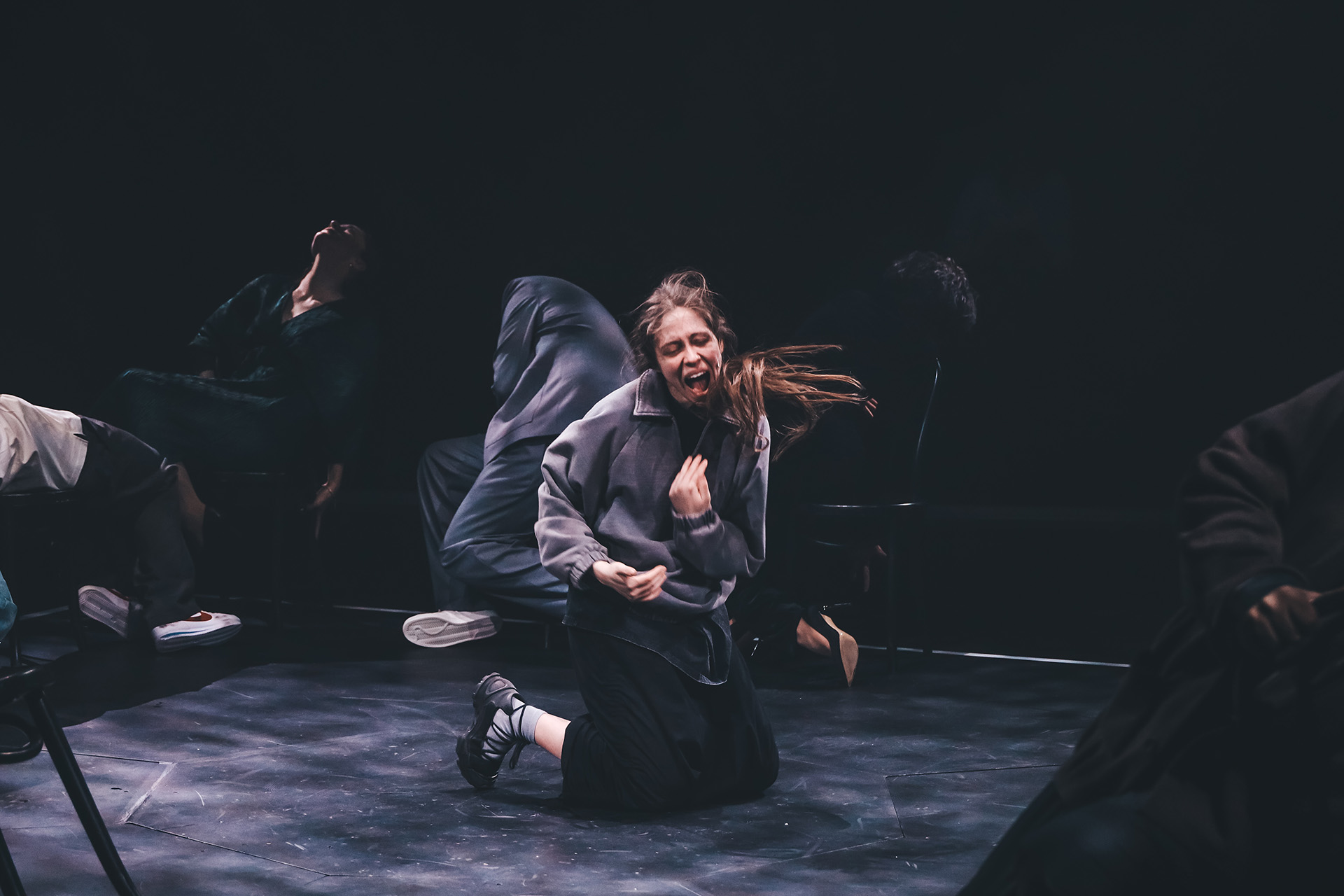 Сцена из спектакля «Последние»