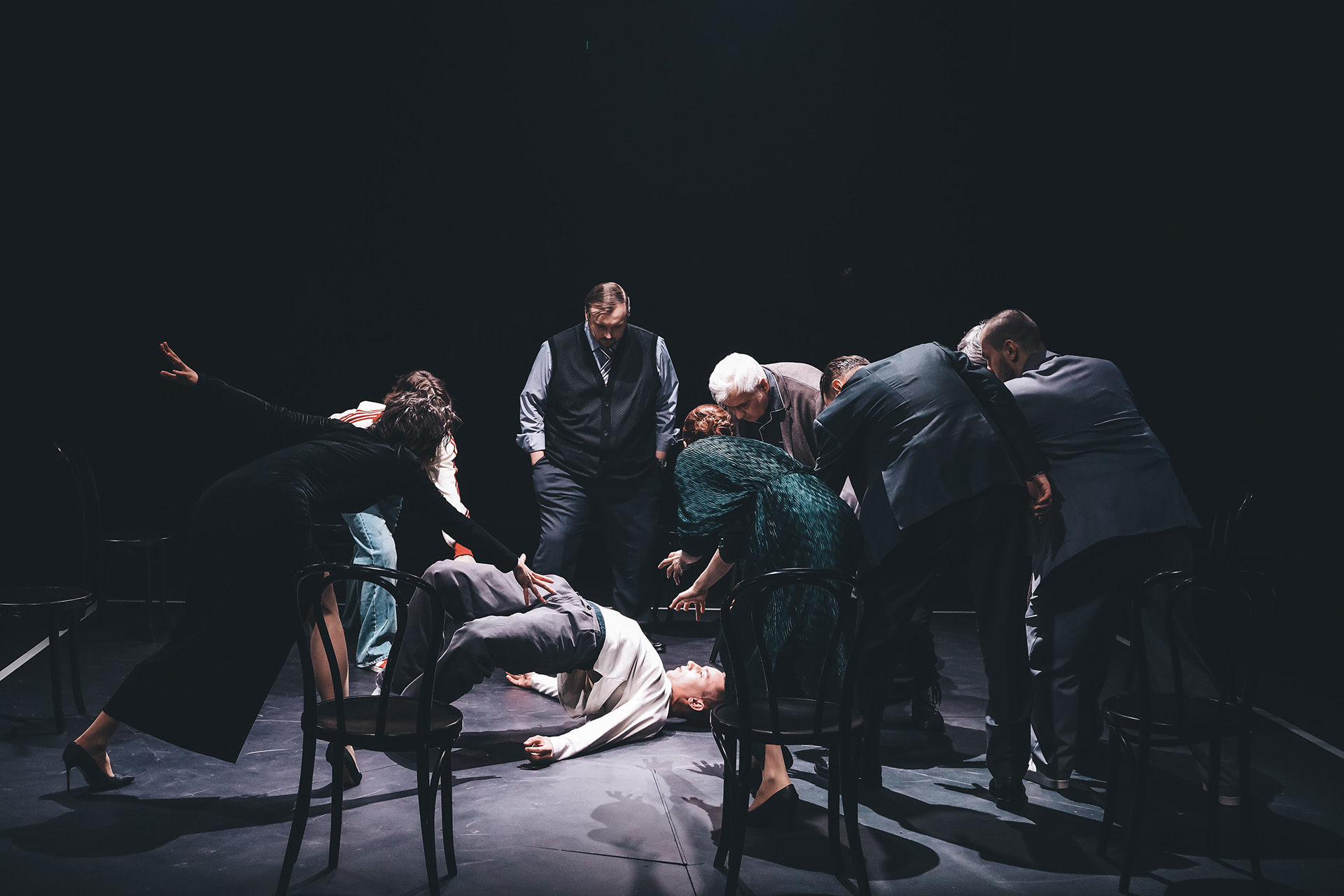 Сцена из спектакля «Последние»