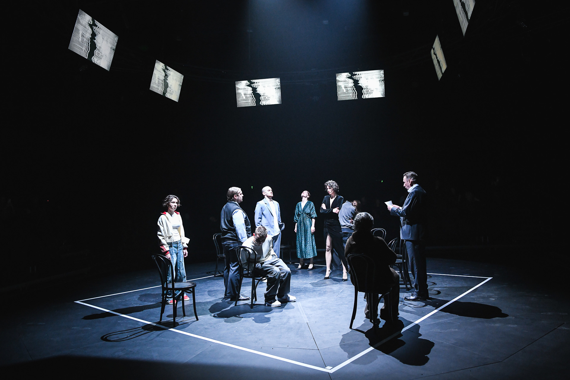 Сцена из спектакля «Последние»