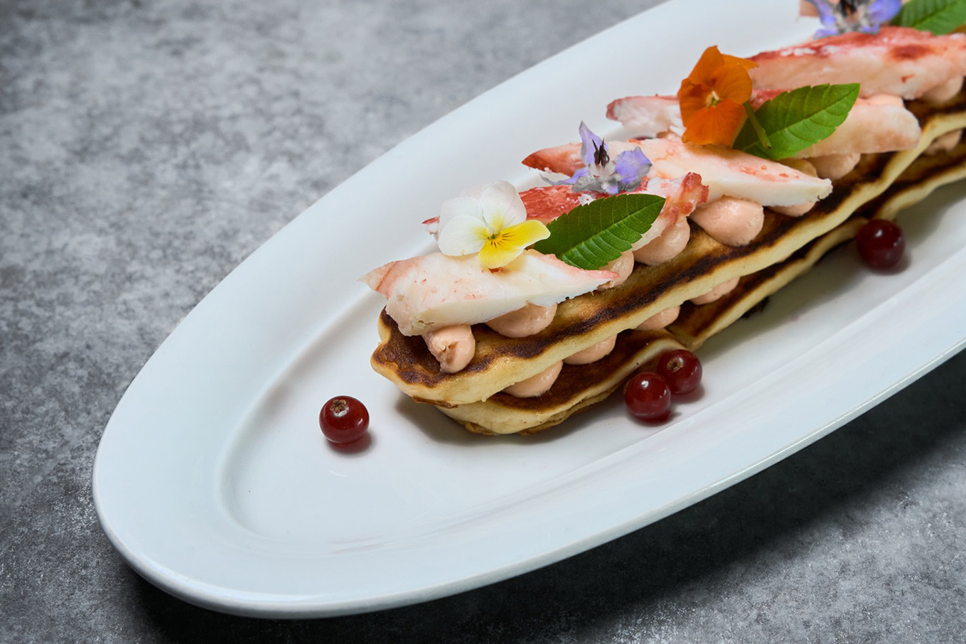 Солодовые шанежки с крабом, кремом из форели и красной смородиной