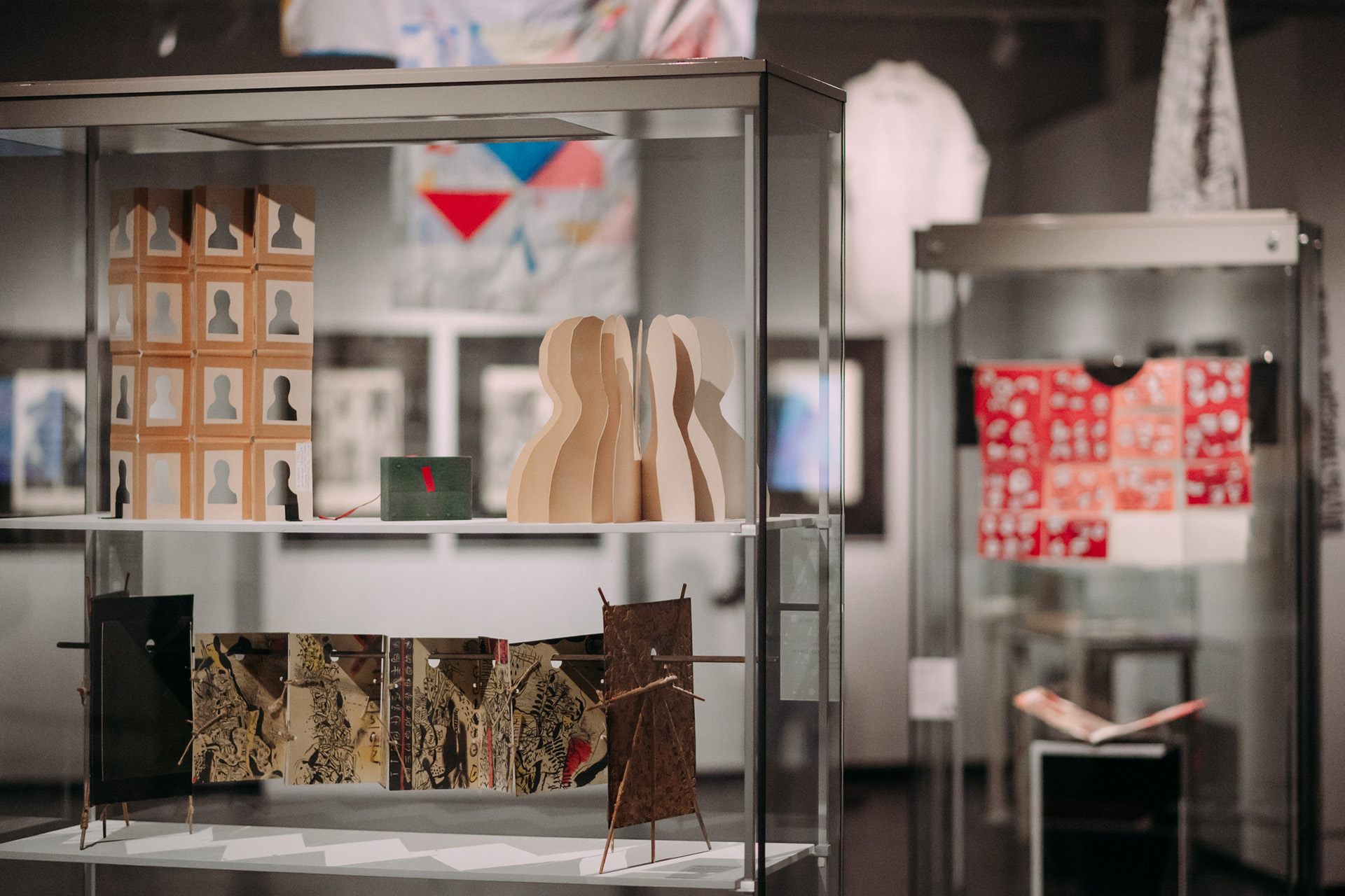 Экспозиция выставки «Неформат. Современная книга художника». В витрине работы: Владимир Сулягин, «Автопортрет», 1992 год / «Дорожный иконостас», 1992 год