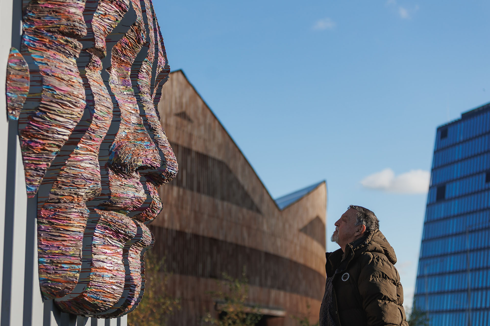 Антон Смит перед скульптурой «Размышление о происхождении человека»