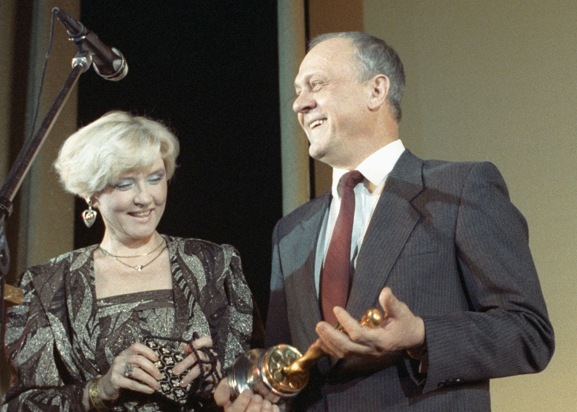 Вера Алентова и Владимир Меньшов. В руках Меньшова «Оскар», полученный им за фильм «Москва слезам не верит»