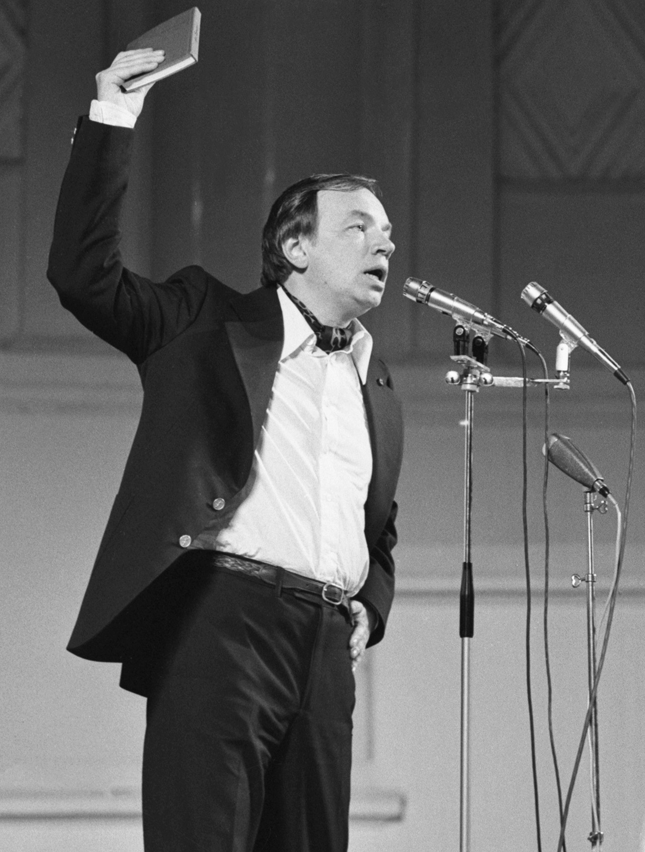 Андрей Вознесенский во время выступления на своём творческом вечере в Концертном зале имени П. И. Чайковского, май 1978-го года