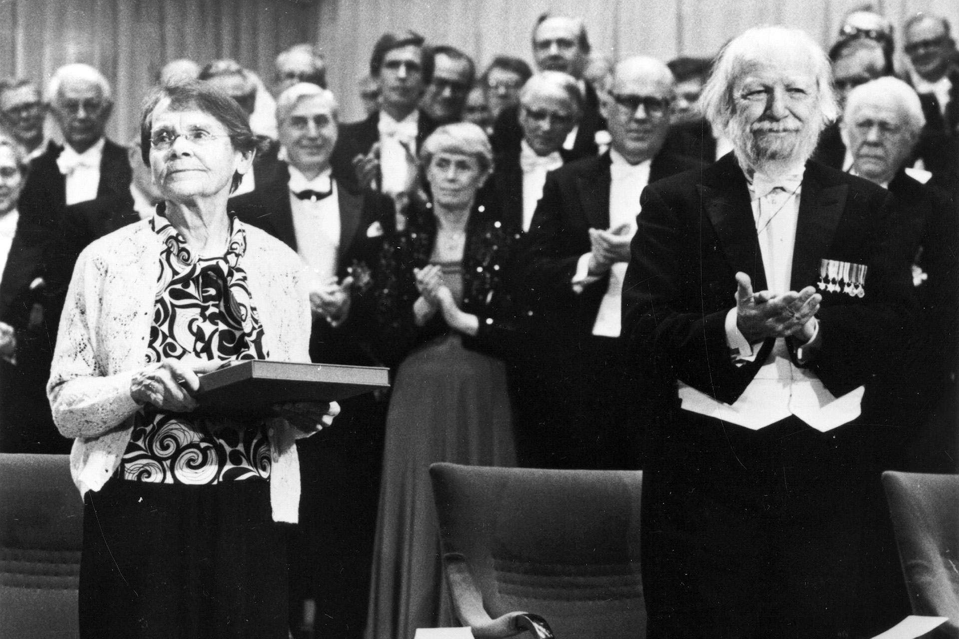Вручение Нобелевской премии Уильяму Голдингу, слева: американская генетик и биолог Барбара Мак-Клинток