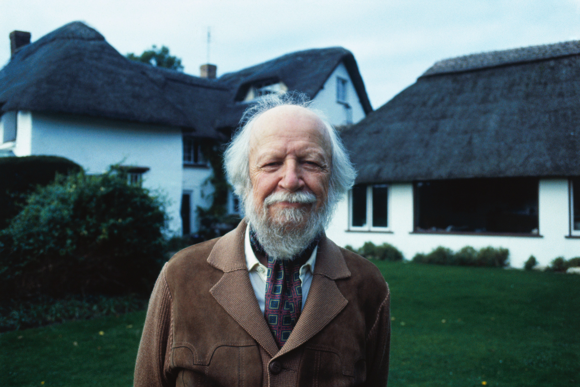 Уильям Голдинг на фоне своего дома в Англии