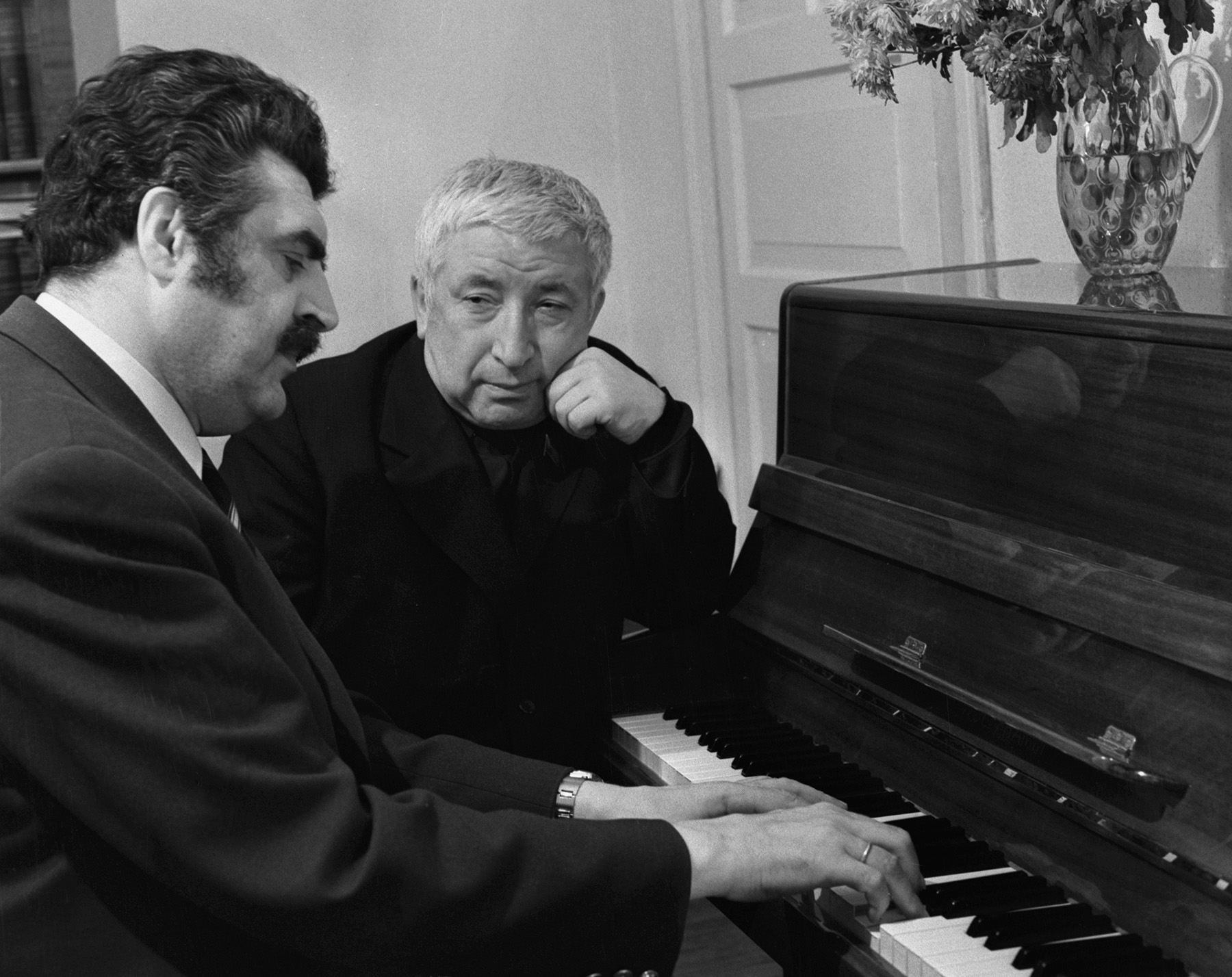 Ян Френкель с поэтом Расулом Гамзатовым, 1971 год