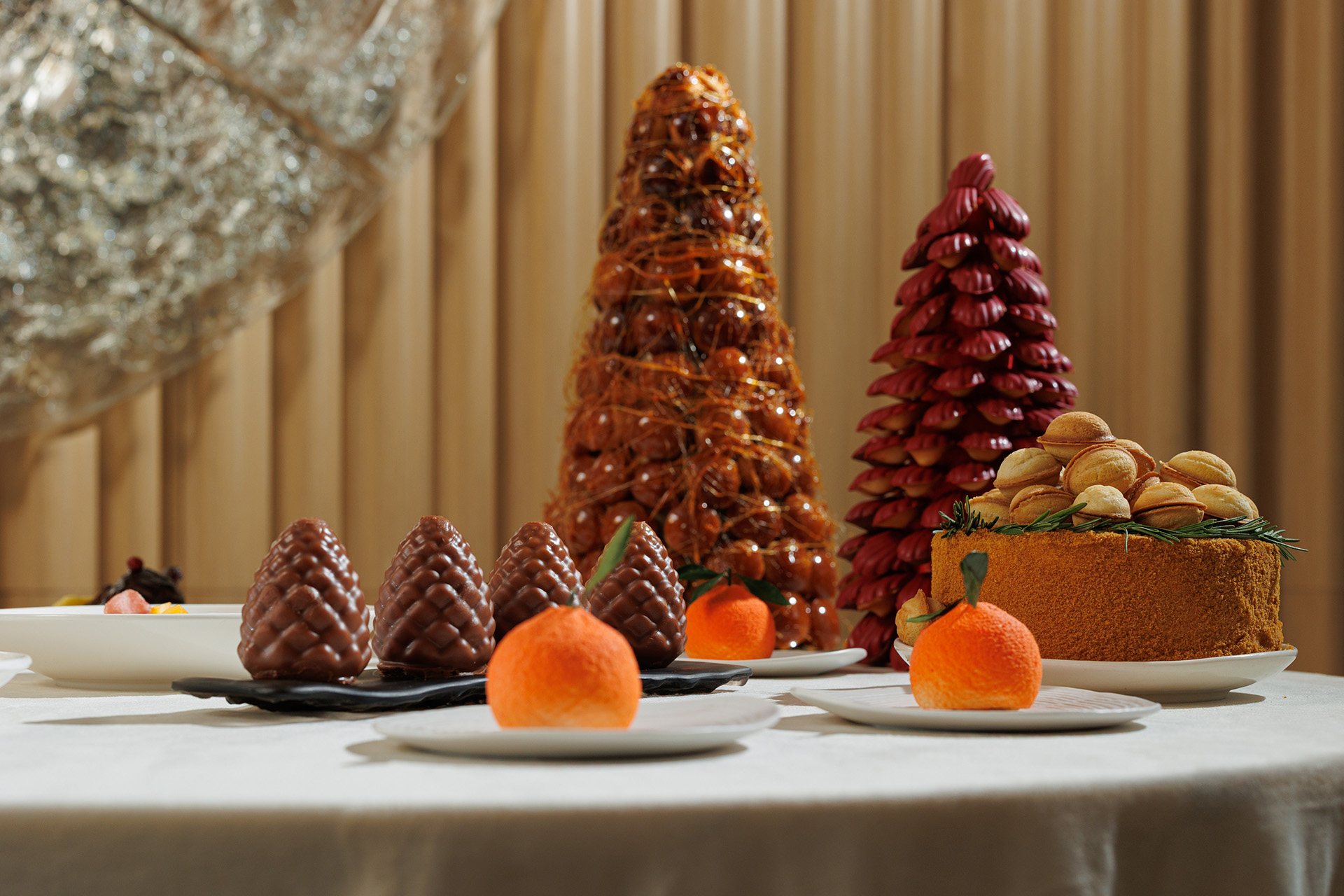 Шоколадный мусс, фундучное пралине и мандариновый птифур