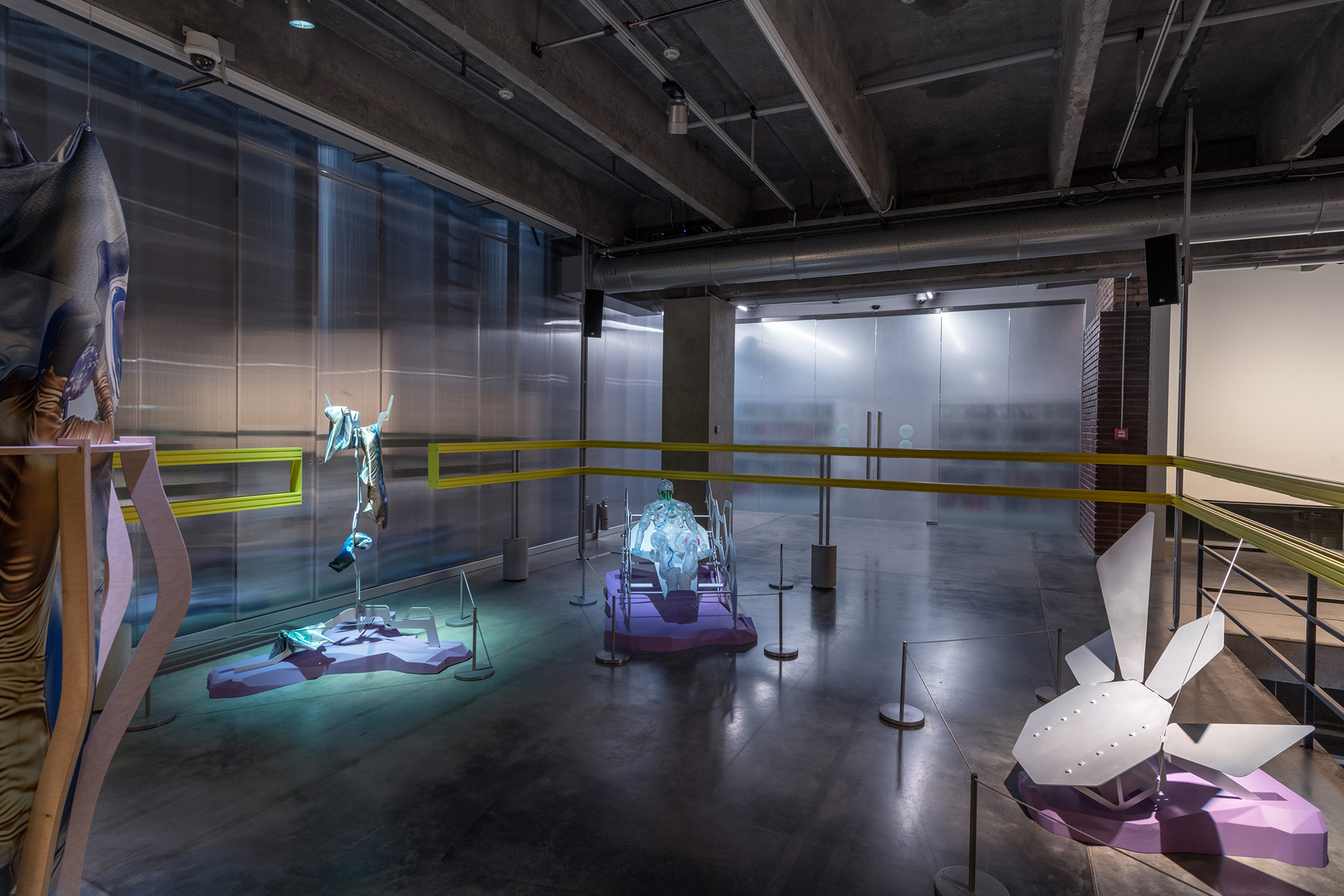 Вид инсталляции Саши Пучковой «Время без предсказаний» в открытом хранении Музея «Гараж», 2025 год