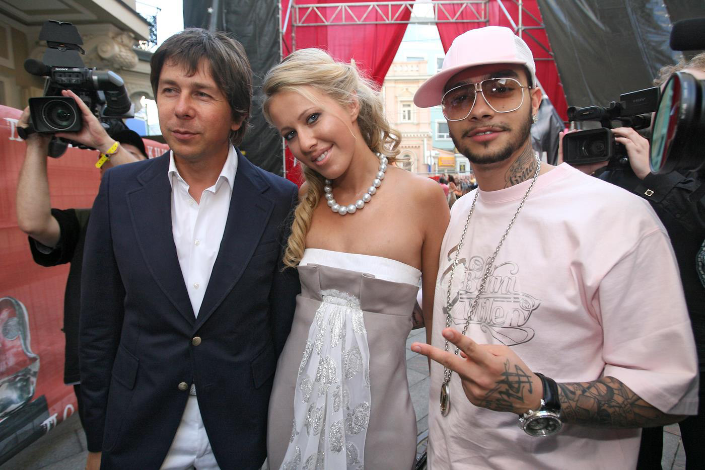 Андрей Фомин, Ксения Собчак и певец Тимати перед началом XI-ой ежегодной церемонии вручения премии за самые сомнительные достижения в области шоу-бизнеса «Серебряная калоша» в Государственном Академическом Театре «Московской Оперетты», 2007 год