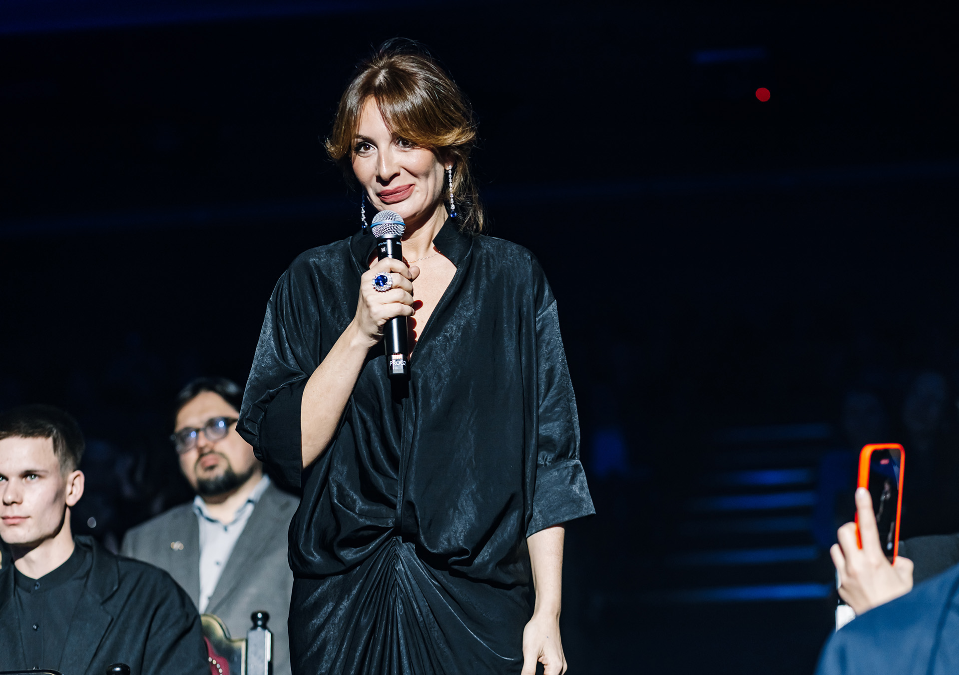 Диана Джанелли, основательница бренда Dzhanelli, получает награду в номинации «Мода. Содержание формы»