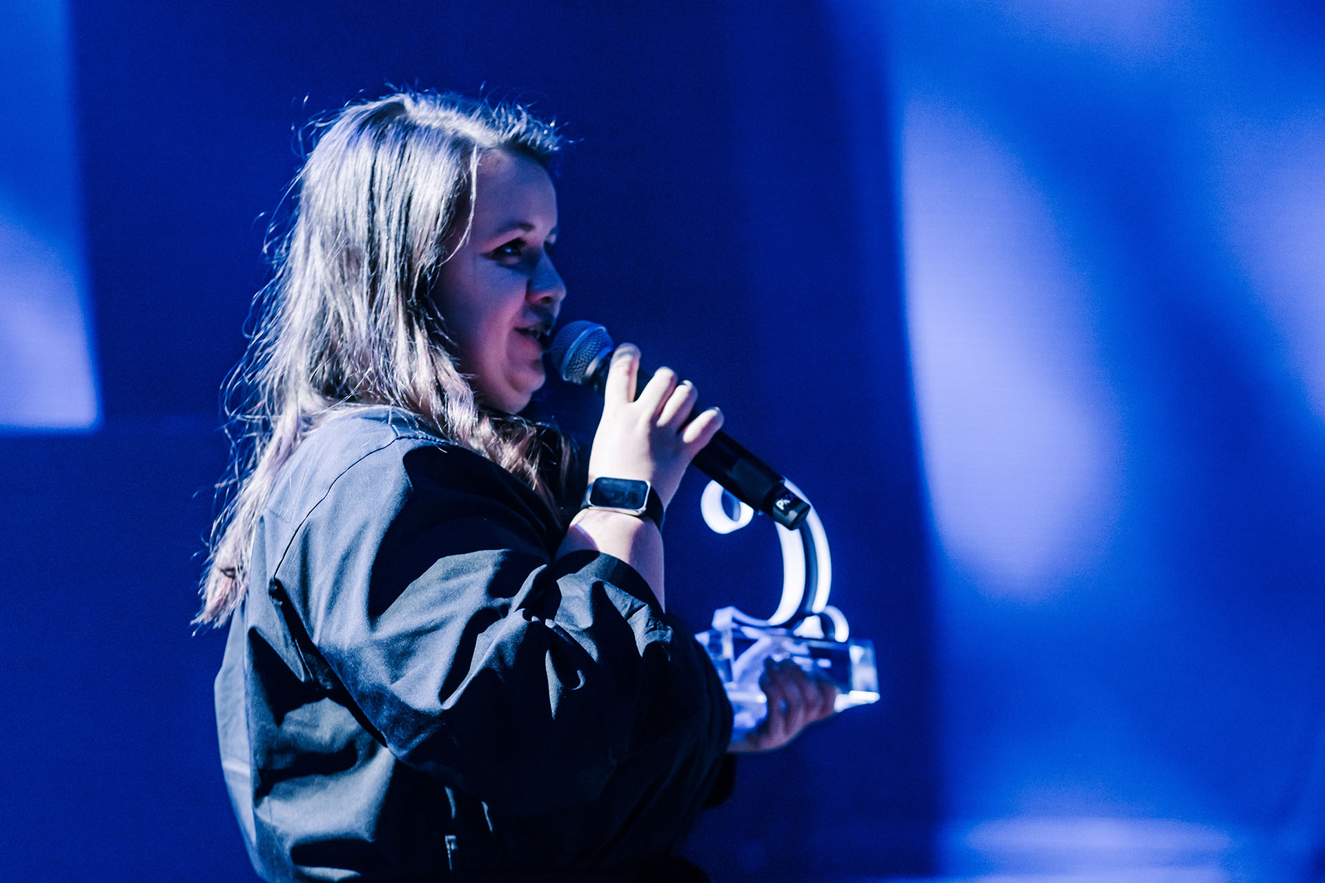 Екатерина Овсянникова, директор «Хосписа на дому», с наградой в номинации «Общество. Человек человеку человек»