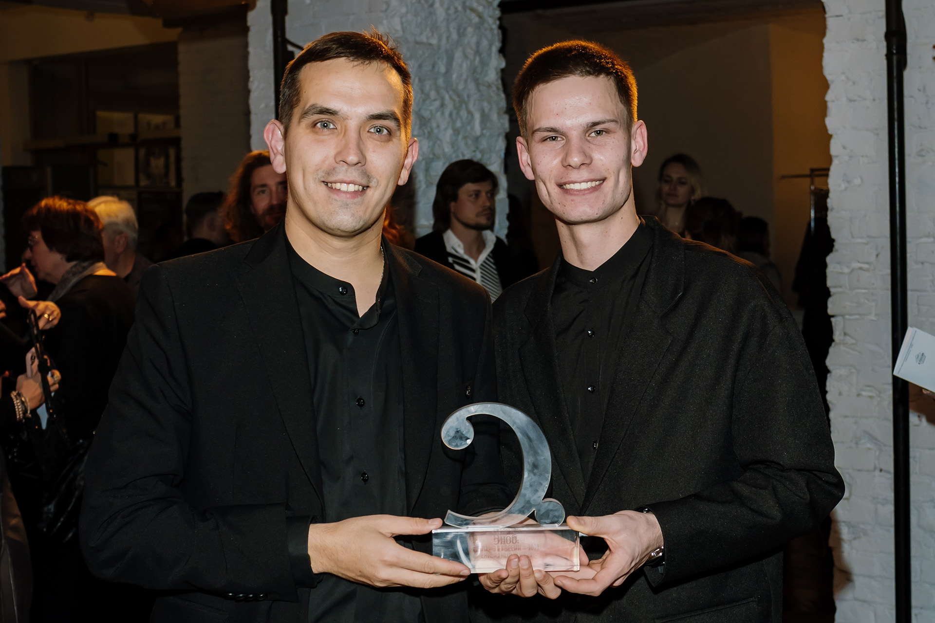 Максим Соколов и Кирилл Степанов с специальным призом «Сноба» в номинации «Путешествия. По России с любовью» за проект «Айда по деревням» 